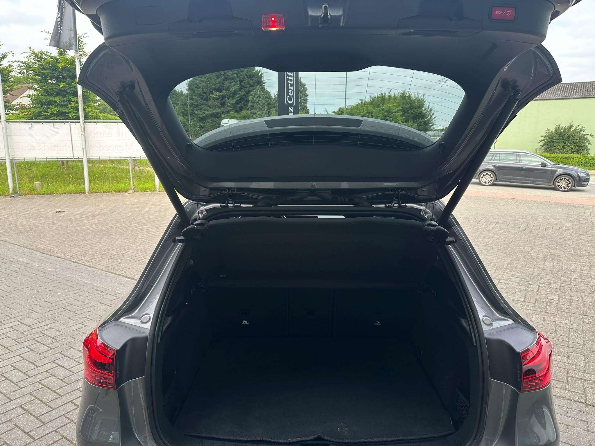 Mercedes-Benz GLA 180 GLA d Business Line