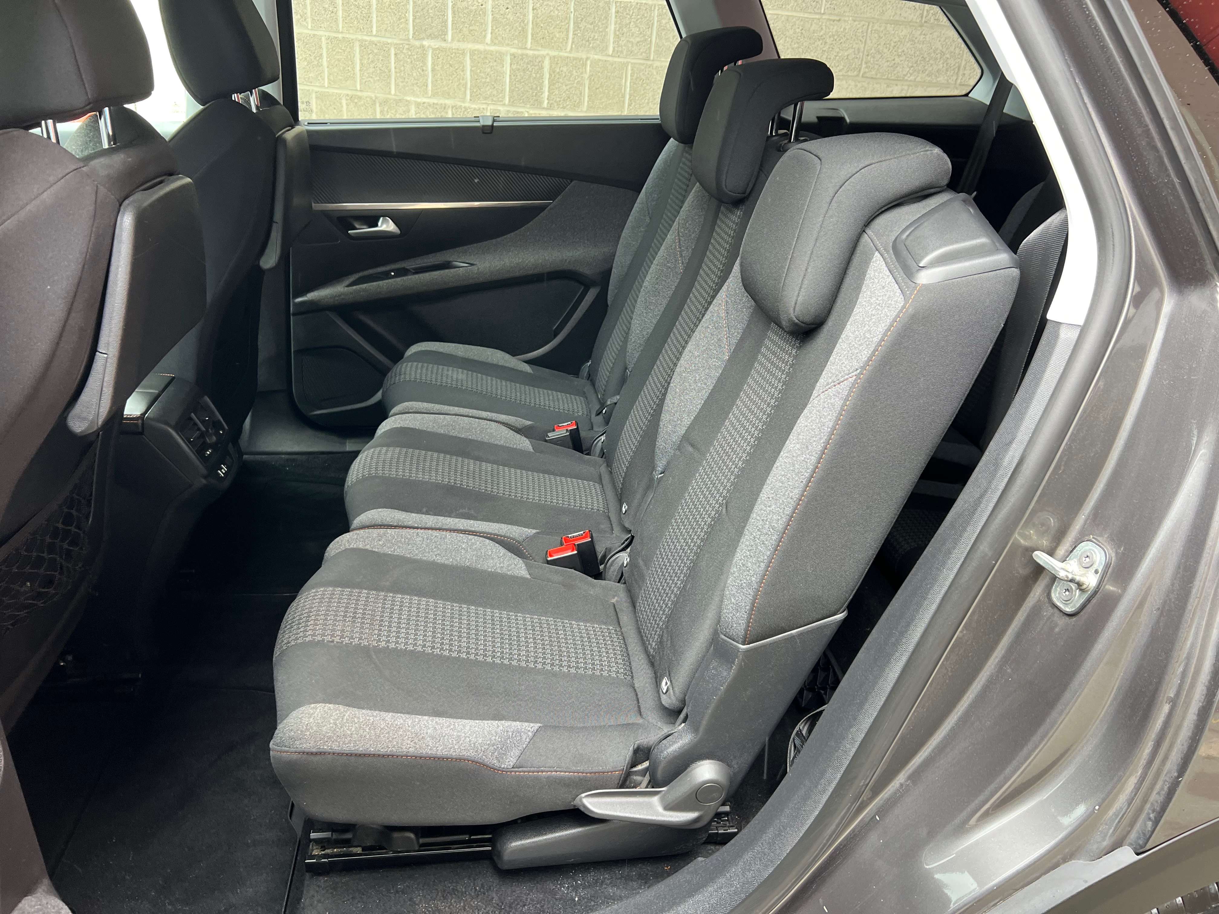 Peugeot 5008 1.6 BlueHDi Active / 7 PL (10.289 € HTVA)