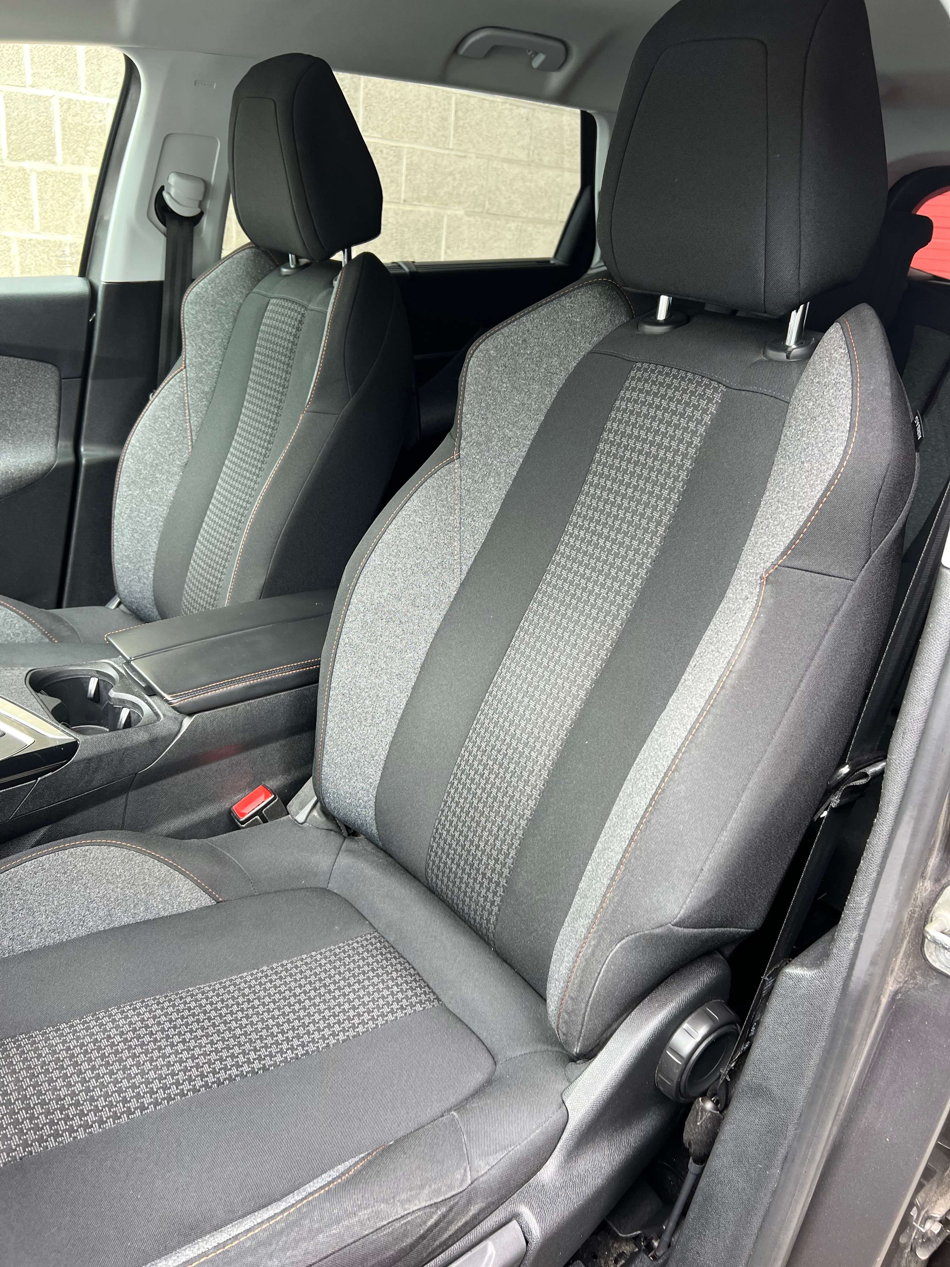 Peugeot 5008 1.6 BlueHDi Active / 7 PL (10.289 € HTVA)