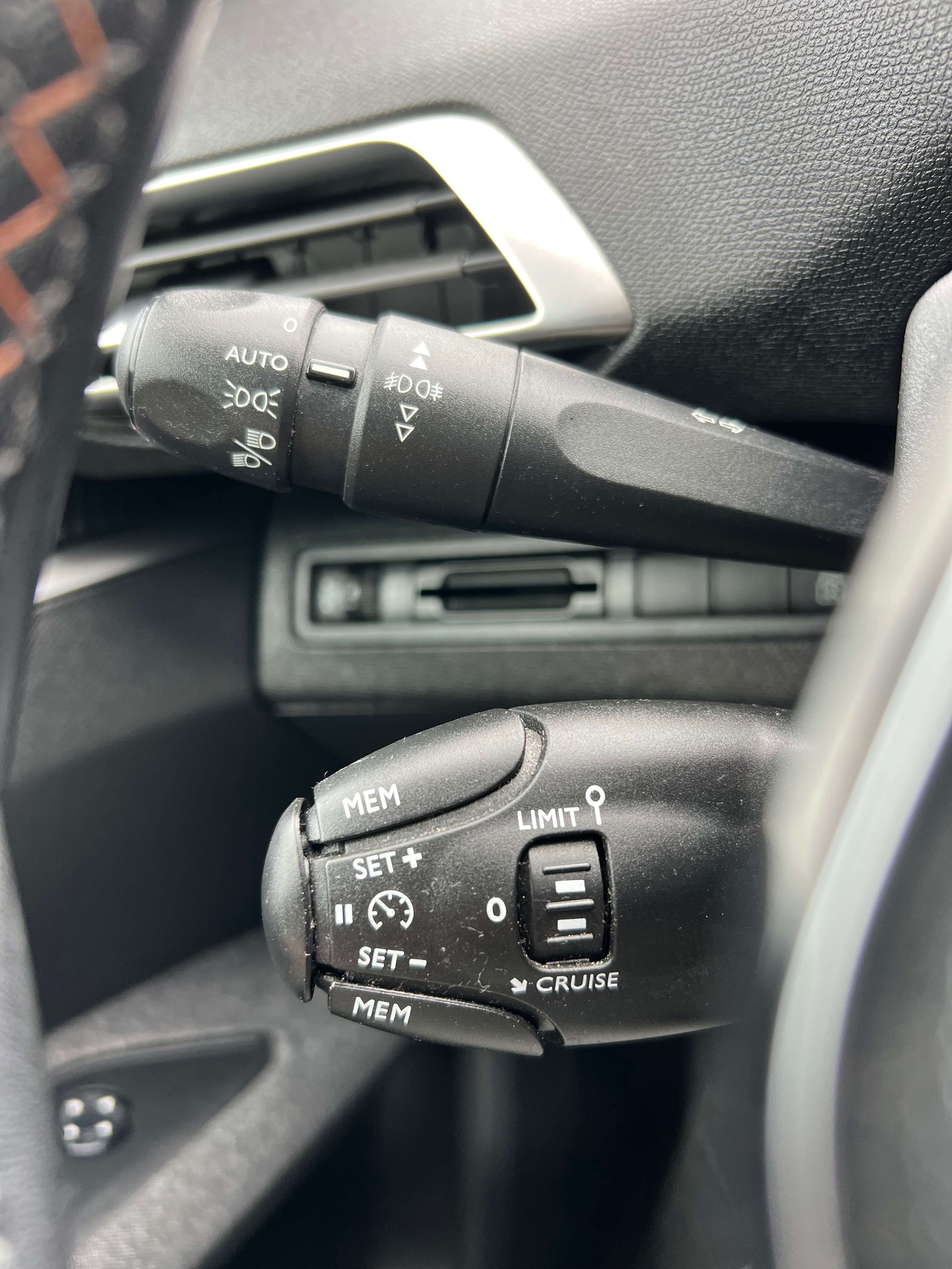 Peugeot 5008 1.6 BlueHDi Active / 7 PL (10.289 € HTVA)