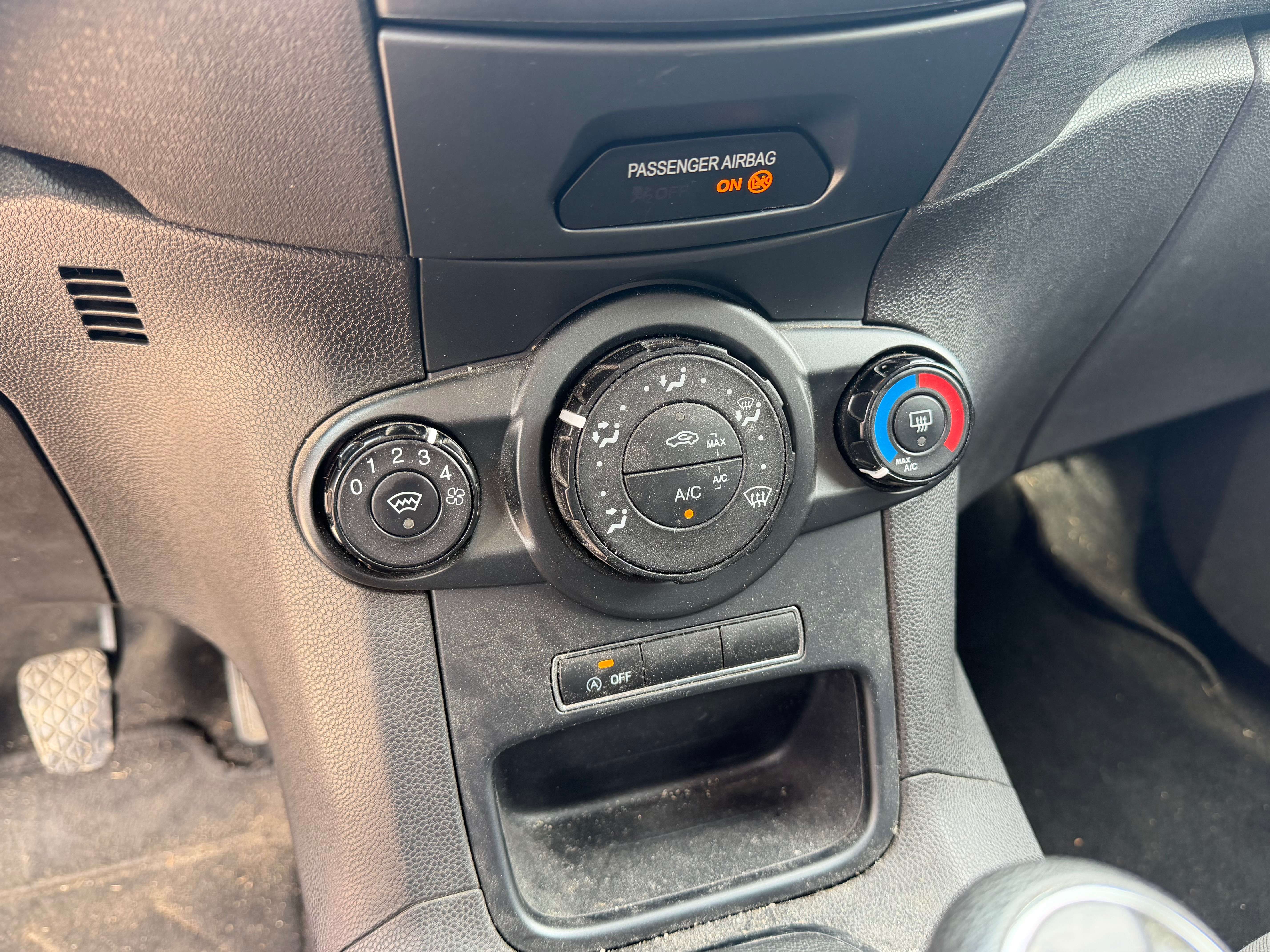 Ford Fiesta Fiesta 1.5 TDCi EURO 6 B / AIRCO / LED / 5 PORTES / DEGAT CARROSSERIE