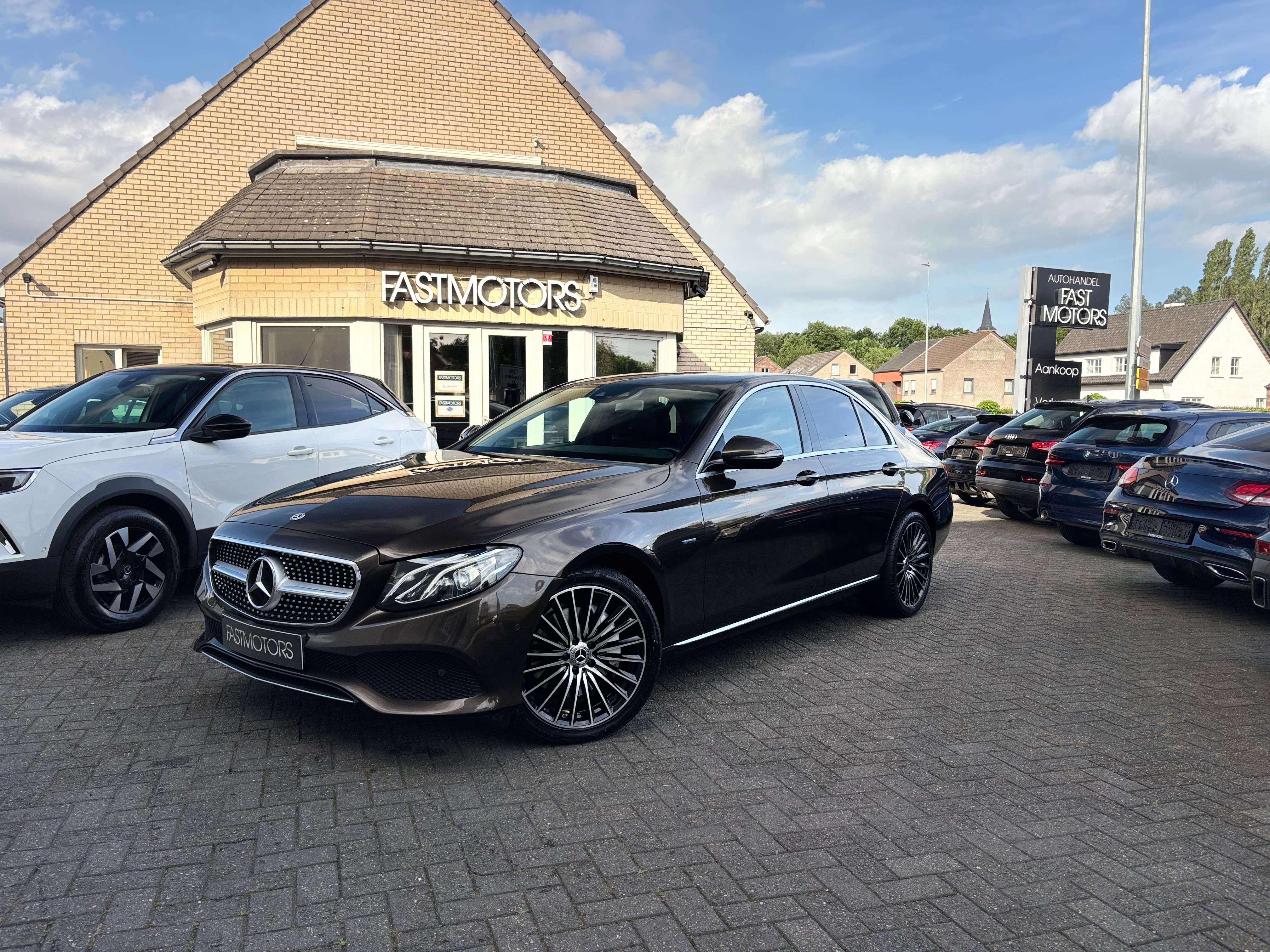 Mercedes-Benz E 350 E 350 e PHEV Ambient lights Virtual Cockpit Wide Screen Camera CarPlay Head Up 19 Inch