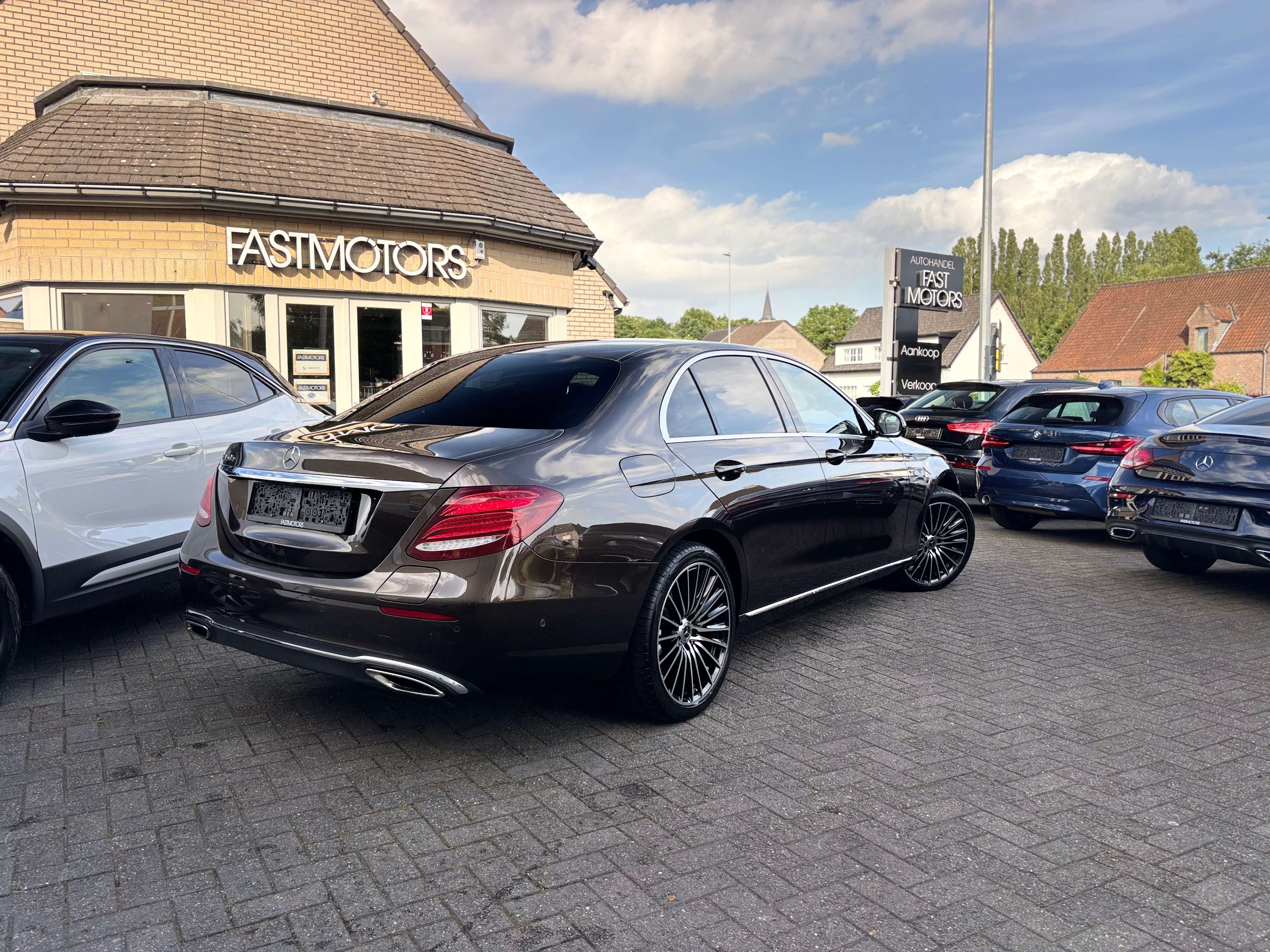 Mercedes-Benz E 350 E 350 e PHEV Ambient lights Virtual Cockpit Wide Screen Camera CarPlay Head Up 19 Inch