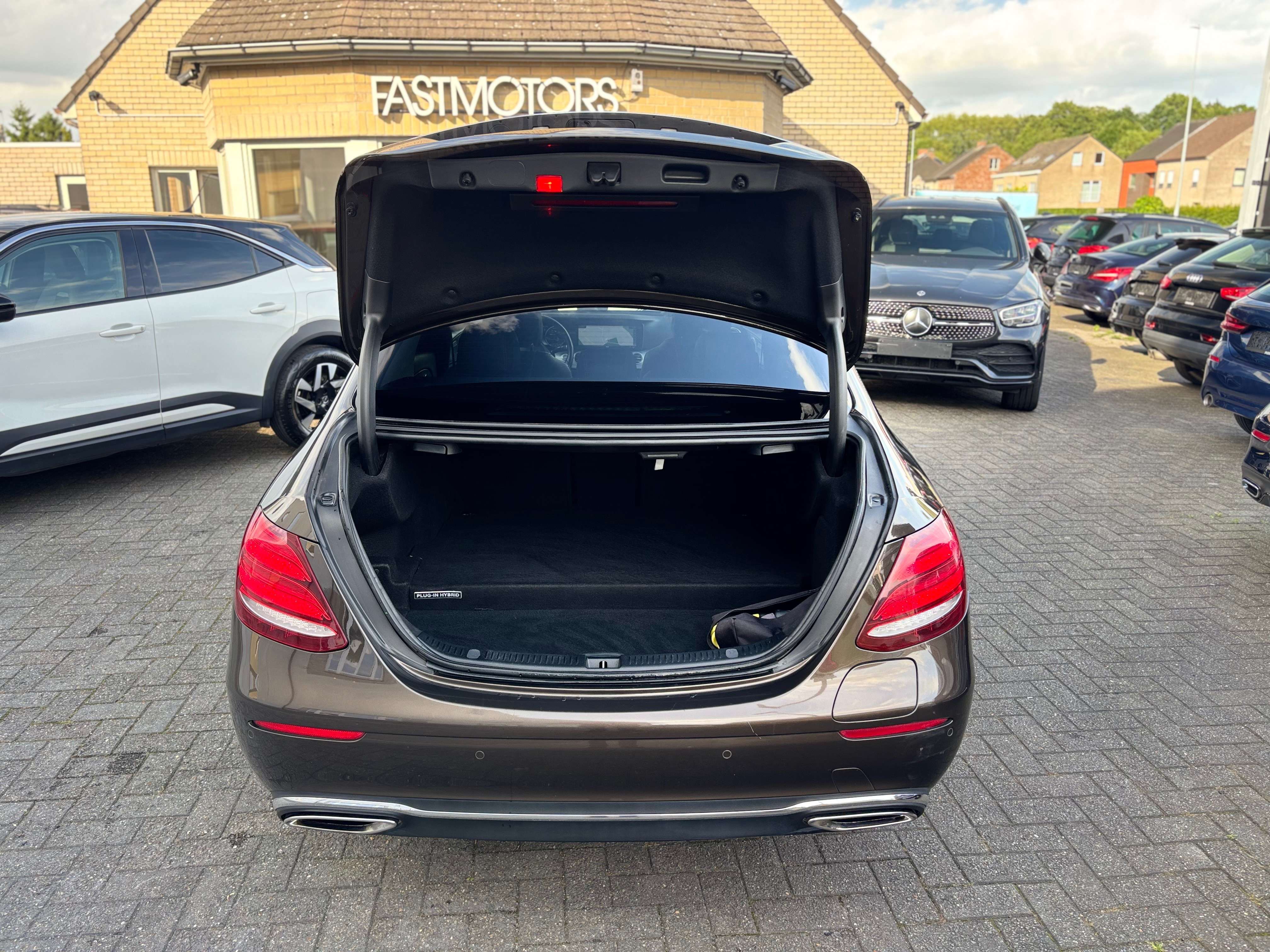 Mercedes-Benz E 350 E 350 e PHEV Ambient lights Virtual Cockpit Wide Screen Camera CarPlay Head Up 19 Inch