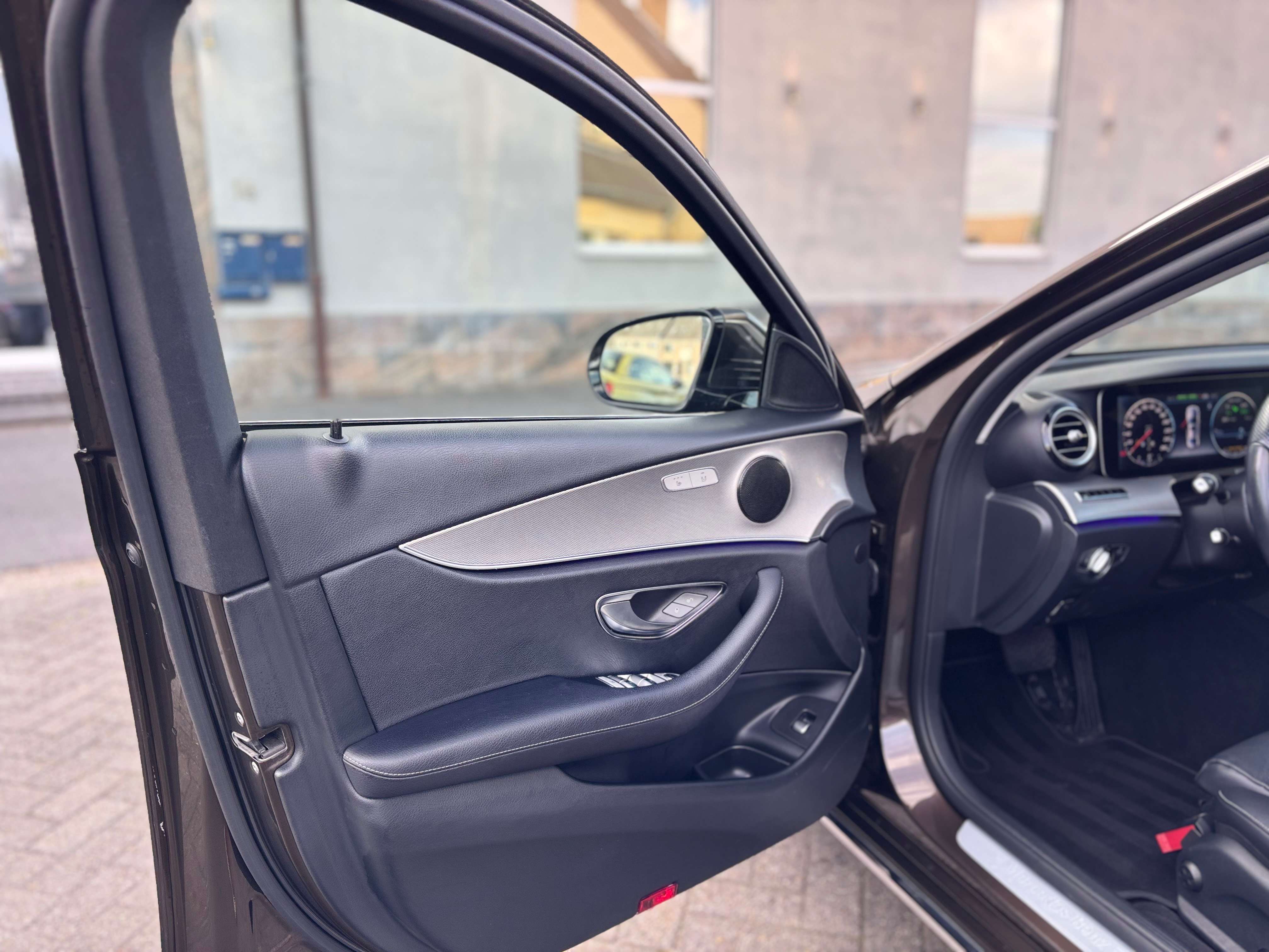 Mercedes-Benz E 350 E 350 e PHEV Ambient lights Virtual Cockpit Wide Screen Camera CarPlay Head Up 19 Inch