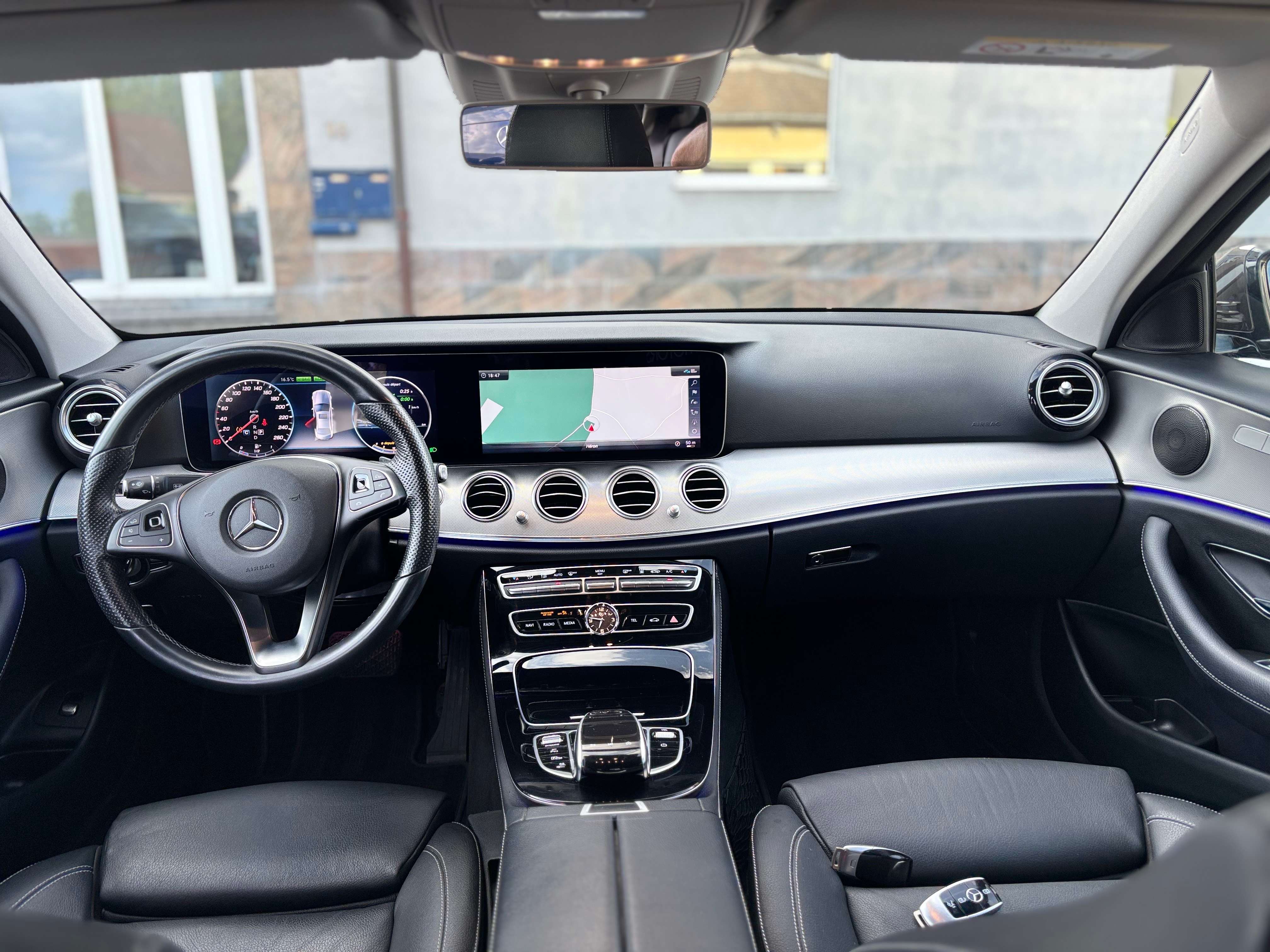Mercedes-Benz E 350 E 350 e PHEV Ambient lights Virtual Cockpit Wide Screen Camera CarPlay Head Up 19 Inch