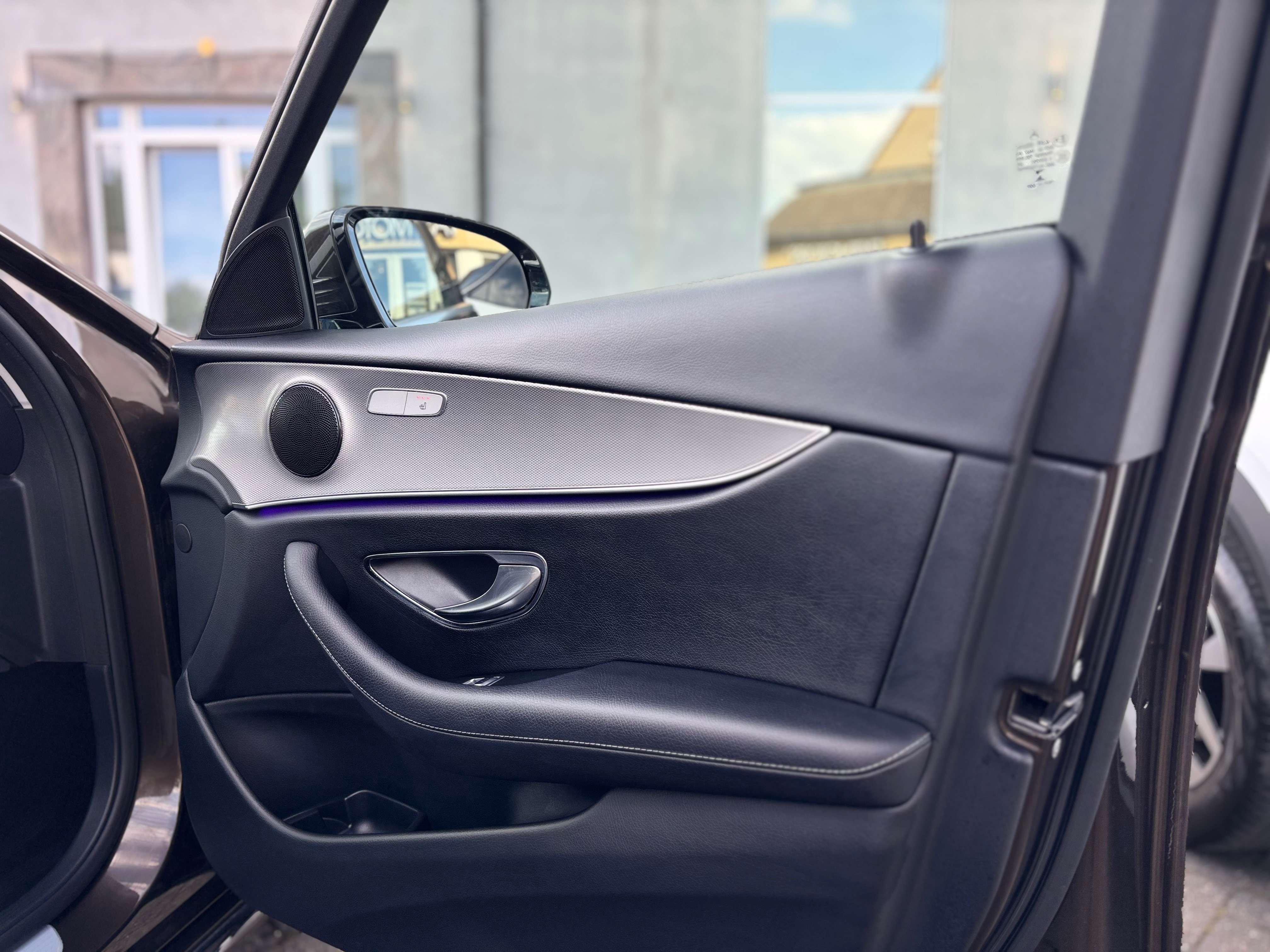 Mercedes-Benz E 350 E 350 e PHEV Ambient lights Virtual Cockpit Wide Screen Camera CarPlay Head Up 19 Inch