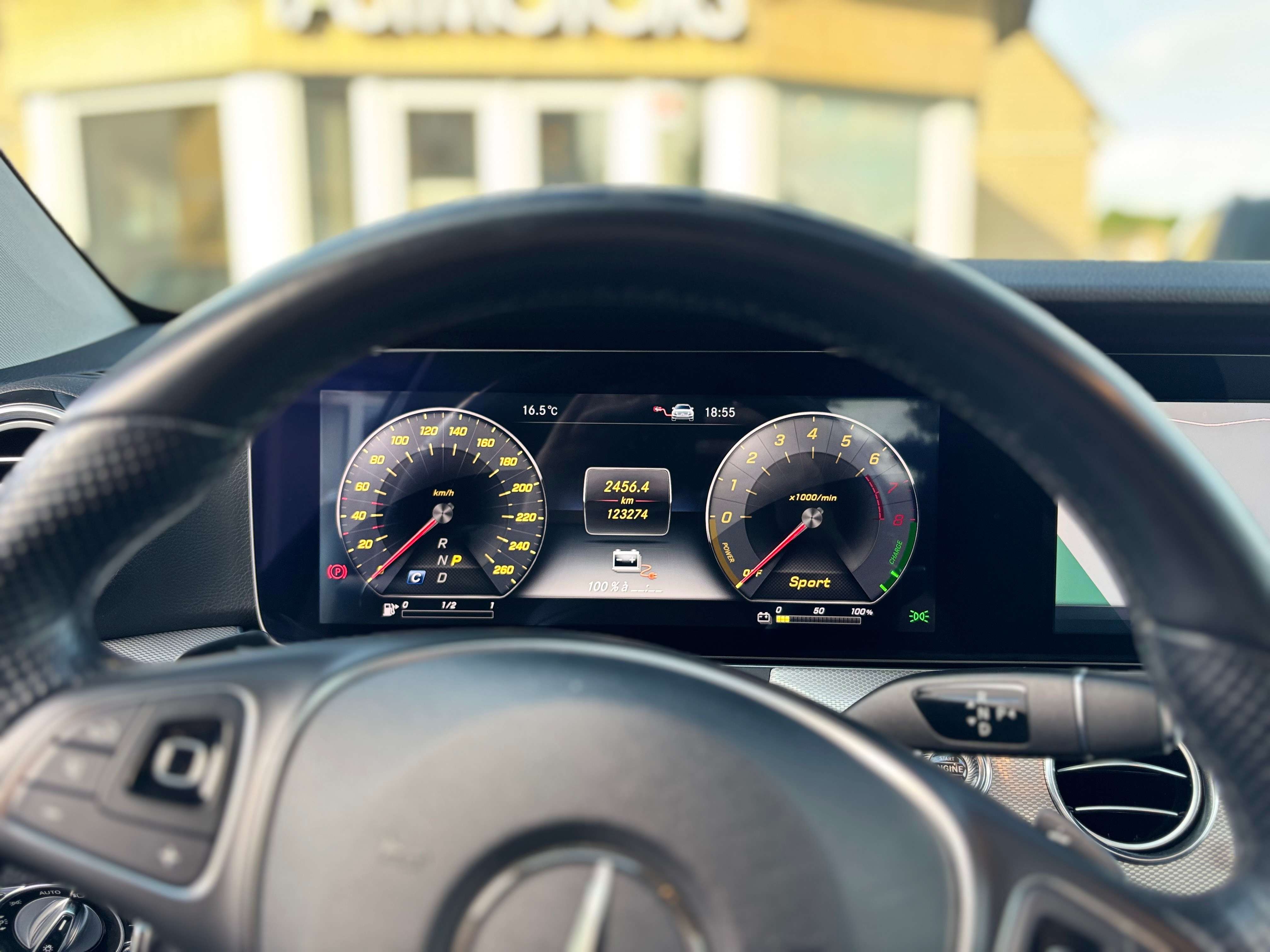 Mercedes-Benz E 350 E 350 e PHEV Ambient lights Virtual Cockpit Wide Screen Camera CarPlay Head Up 19 Inch