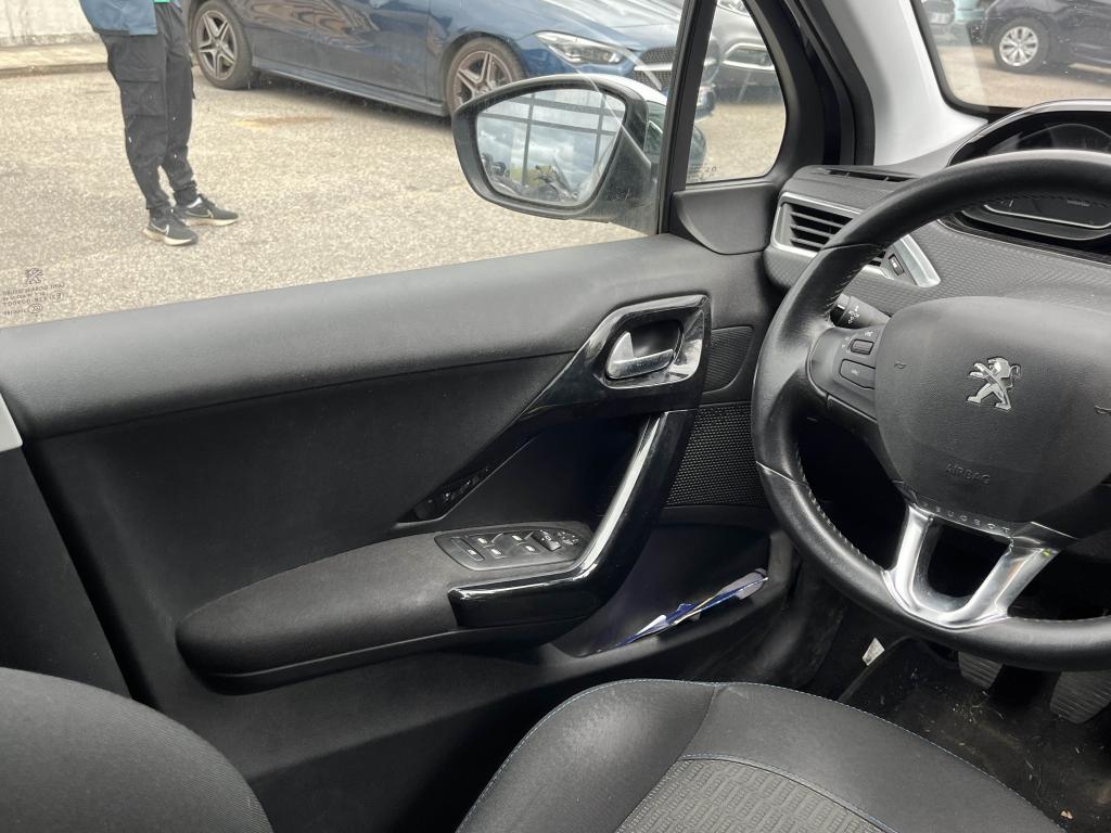 Peugeot 208 1.2i PureTech 12V S&S - 82 BERLINE Signature PHASE 2