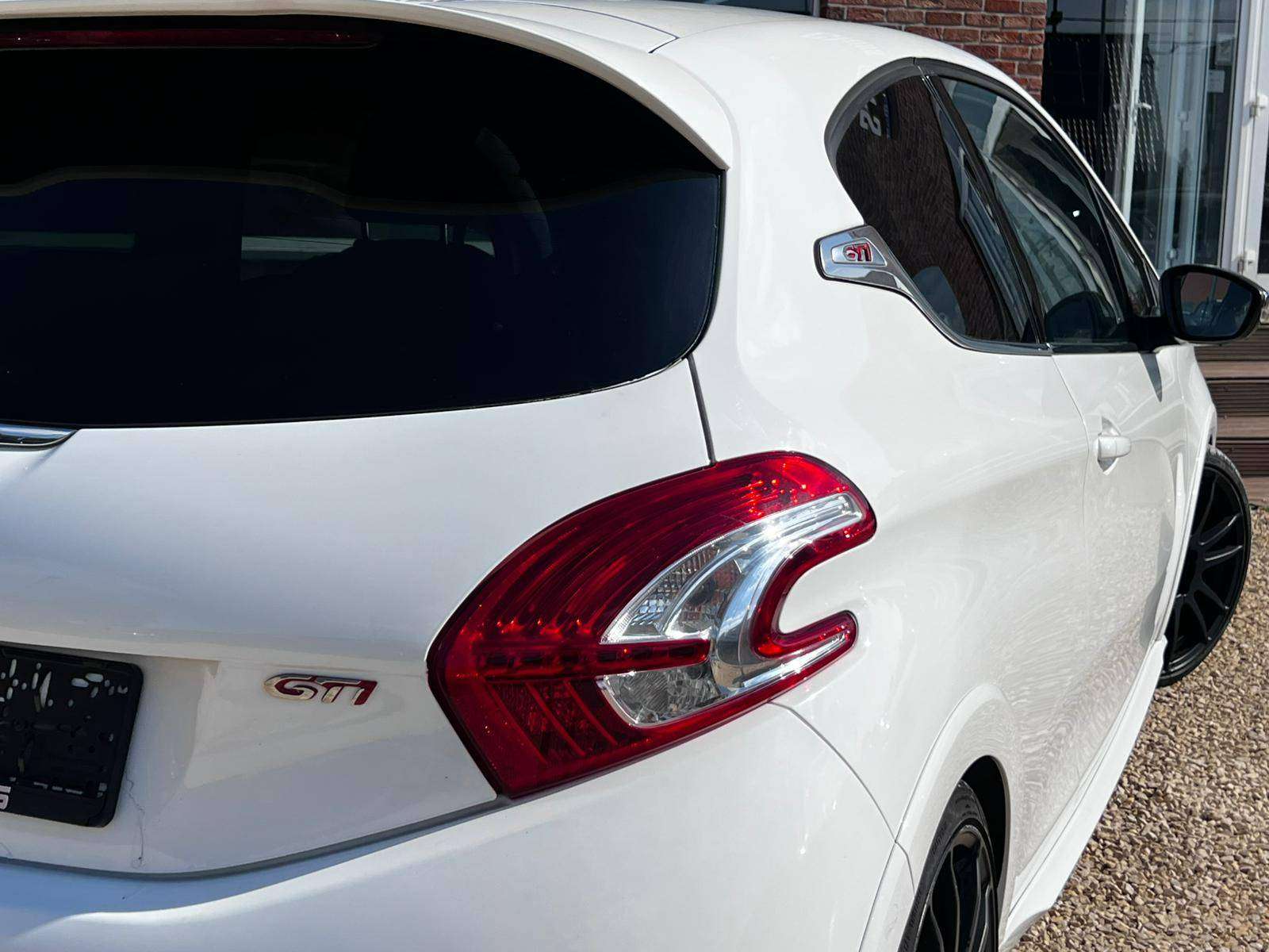 Peugeot 208 1.6i GTi 200 CV / NAVI / BLUETOOTH / SIÈGES CHAUFFANTS / CARNET COMPLET