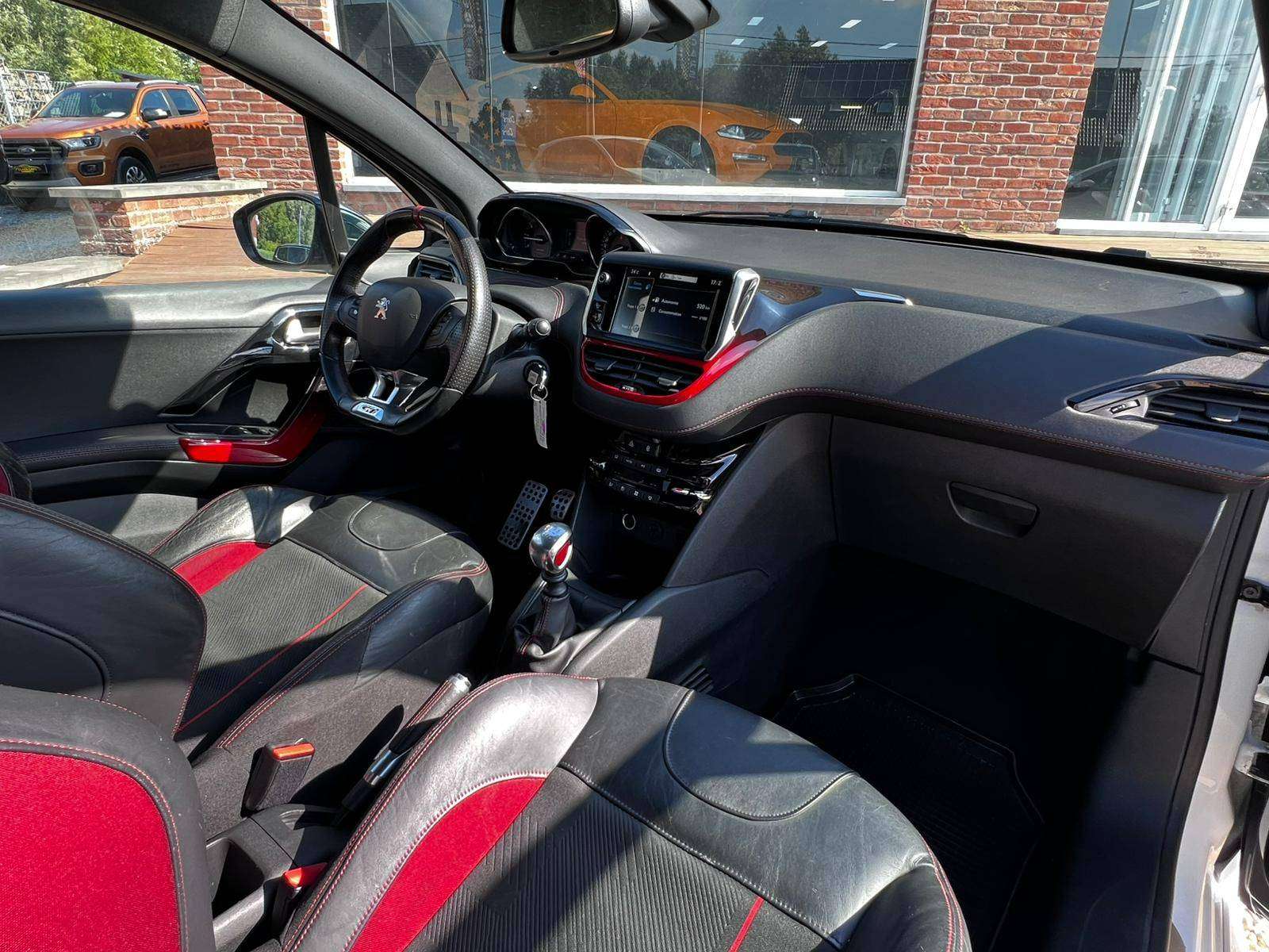 Peugeot 208 1.6i GTi 200 CV / NAVI / BLUETOOTH / SIÈGES CHAUFFANTS / CARNET COMPLET