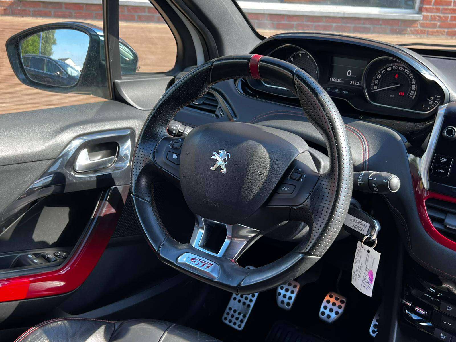 Peugeot 208 1.6i GTi 200 CV / NAVI / BLUETOOTH / SIÈGES CHAUFFANTS / CARNET COMPLET