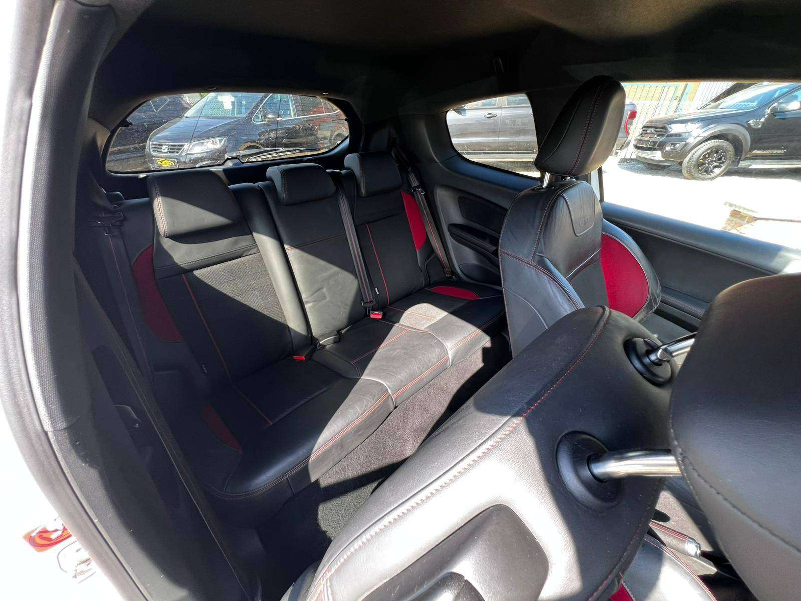 Peugeot 208 1.6i GTi 200 CV / NAVI / BLUETOOTH / SIÈGES CHAUFFANTS / CARNET COMPLET