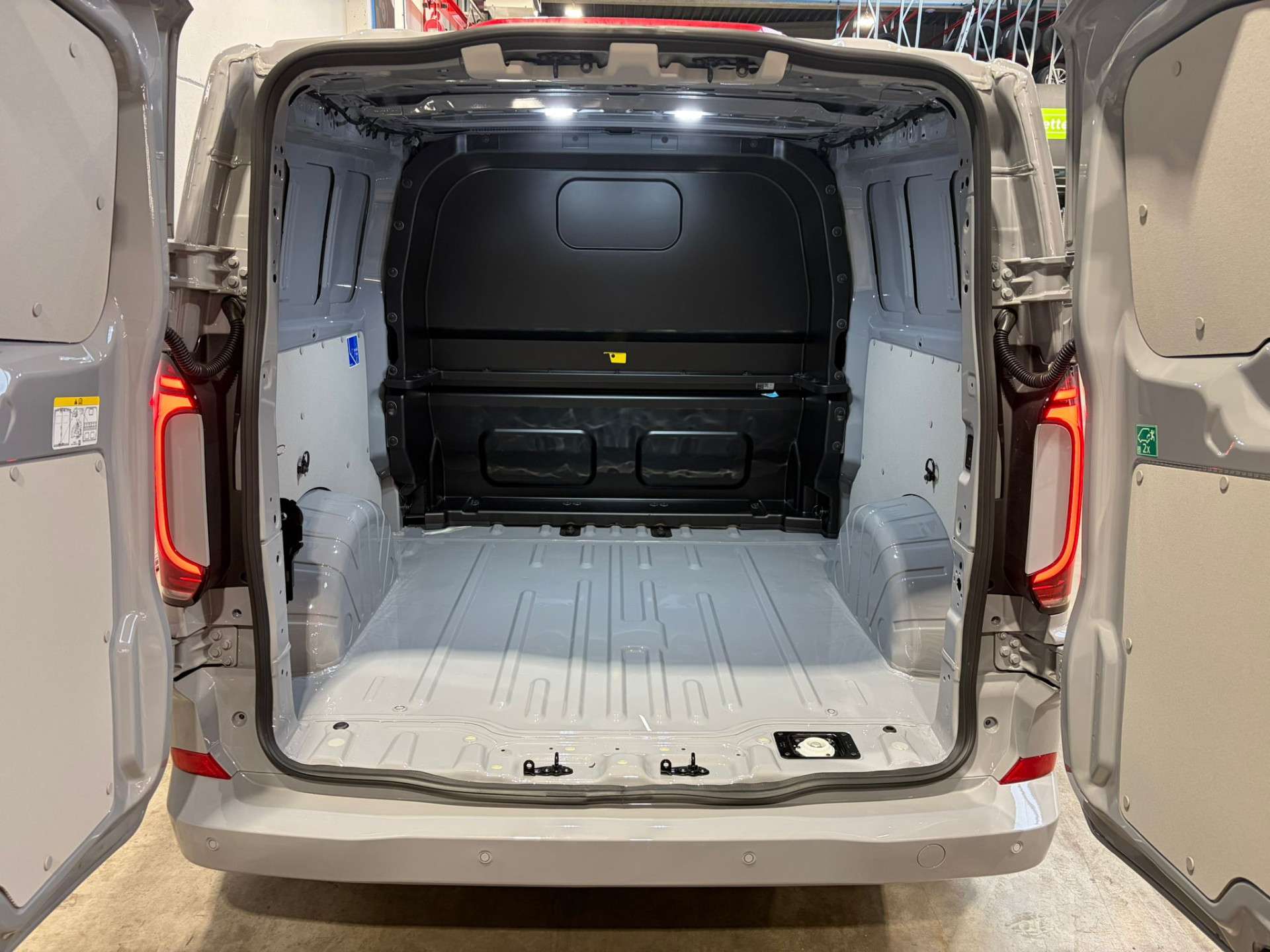Volkswagen Transporter 2.0 TDI L2H1 4MOTION Dubbele cabine 5 zitplaatsen,