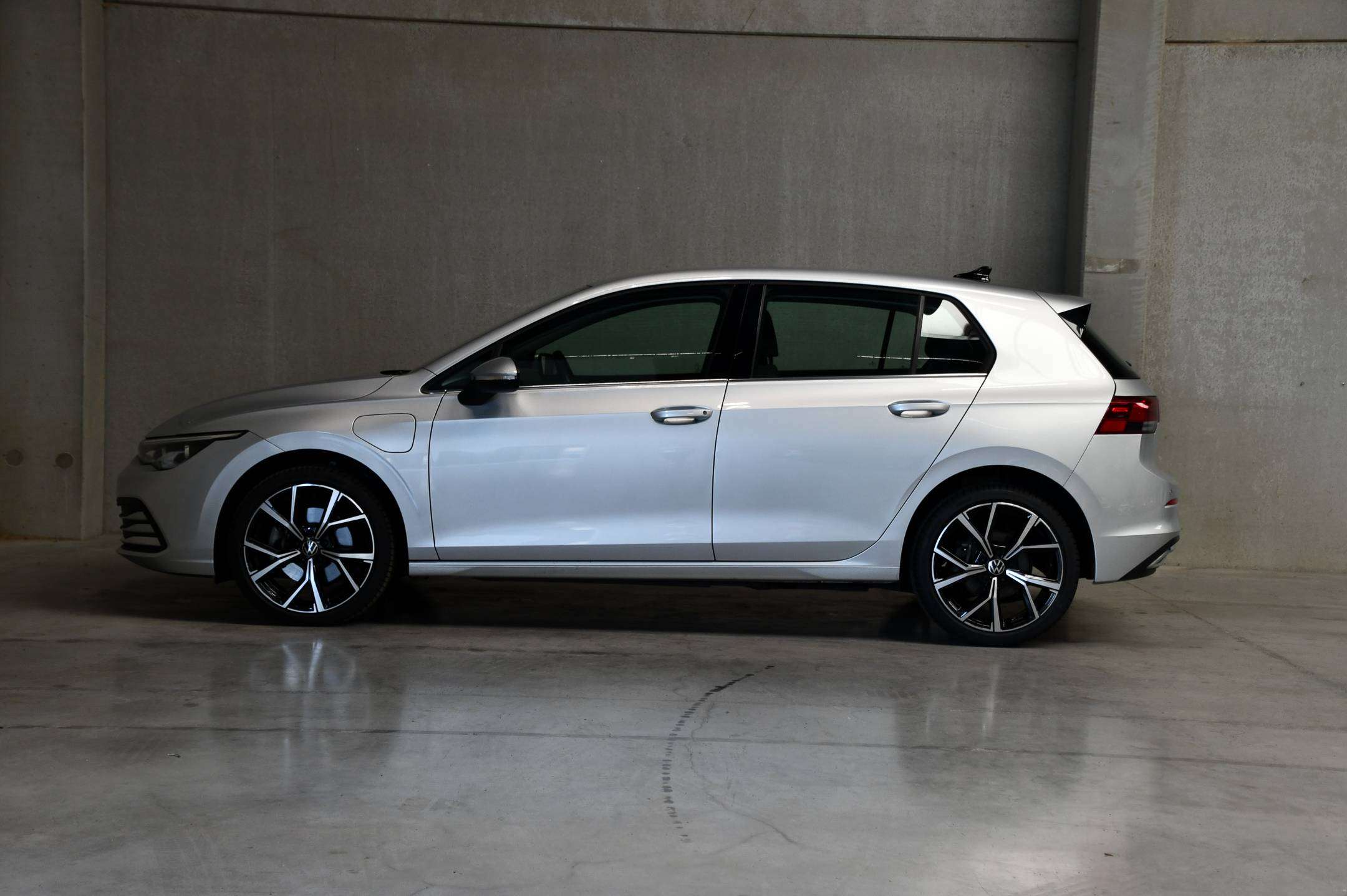 Volkswagen Golf Golf - PHEV - Camera - Carplay - Adaptive Cruise Control - Sfeerverlichting - DAB