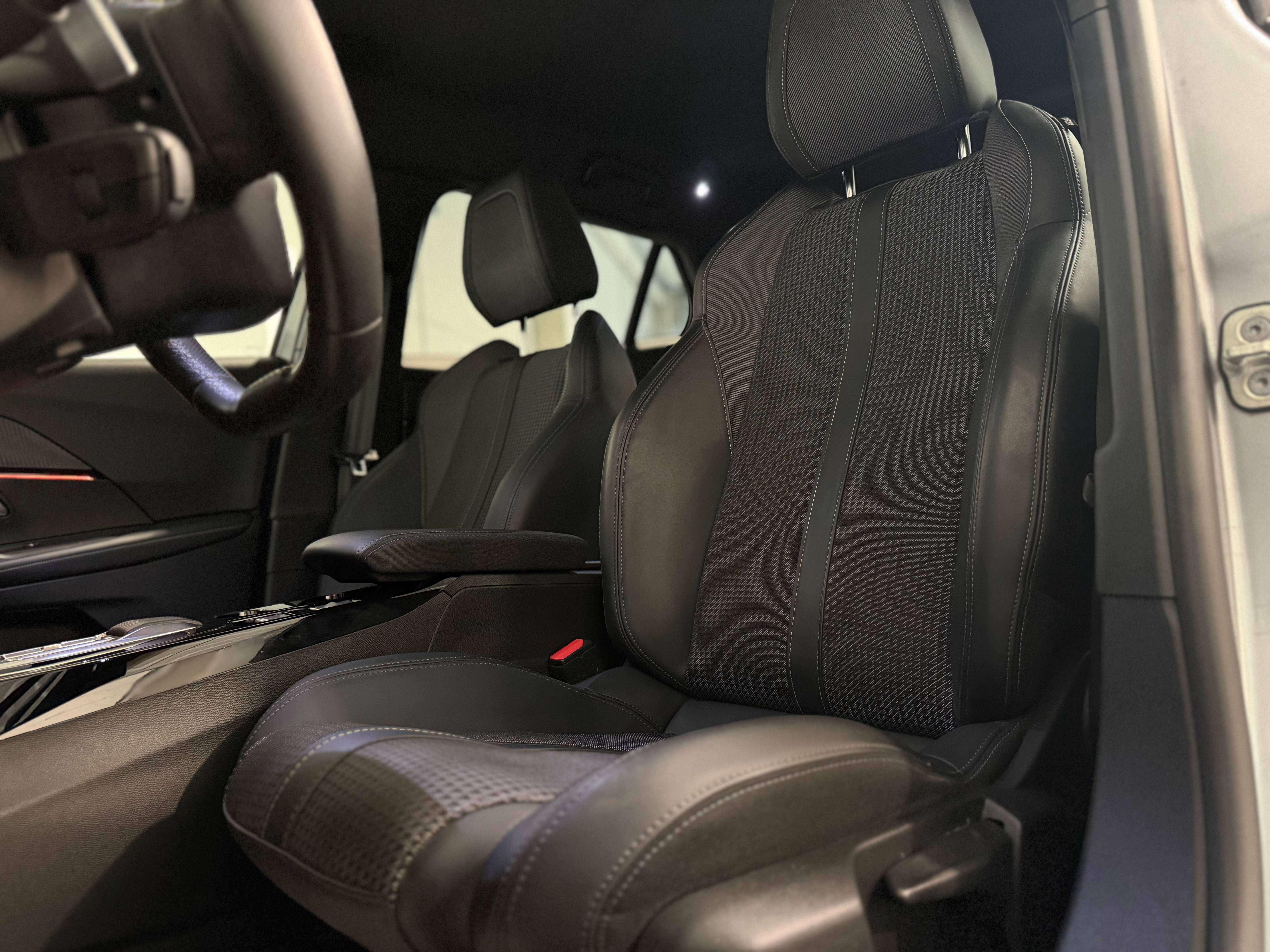 Peugeot 2008 1.2i GT-Line Pack, Capteurs AV/AR, GPS, Sièges chauffants