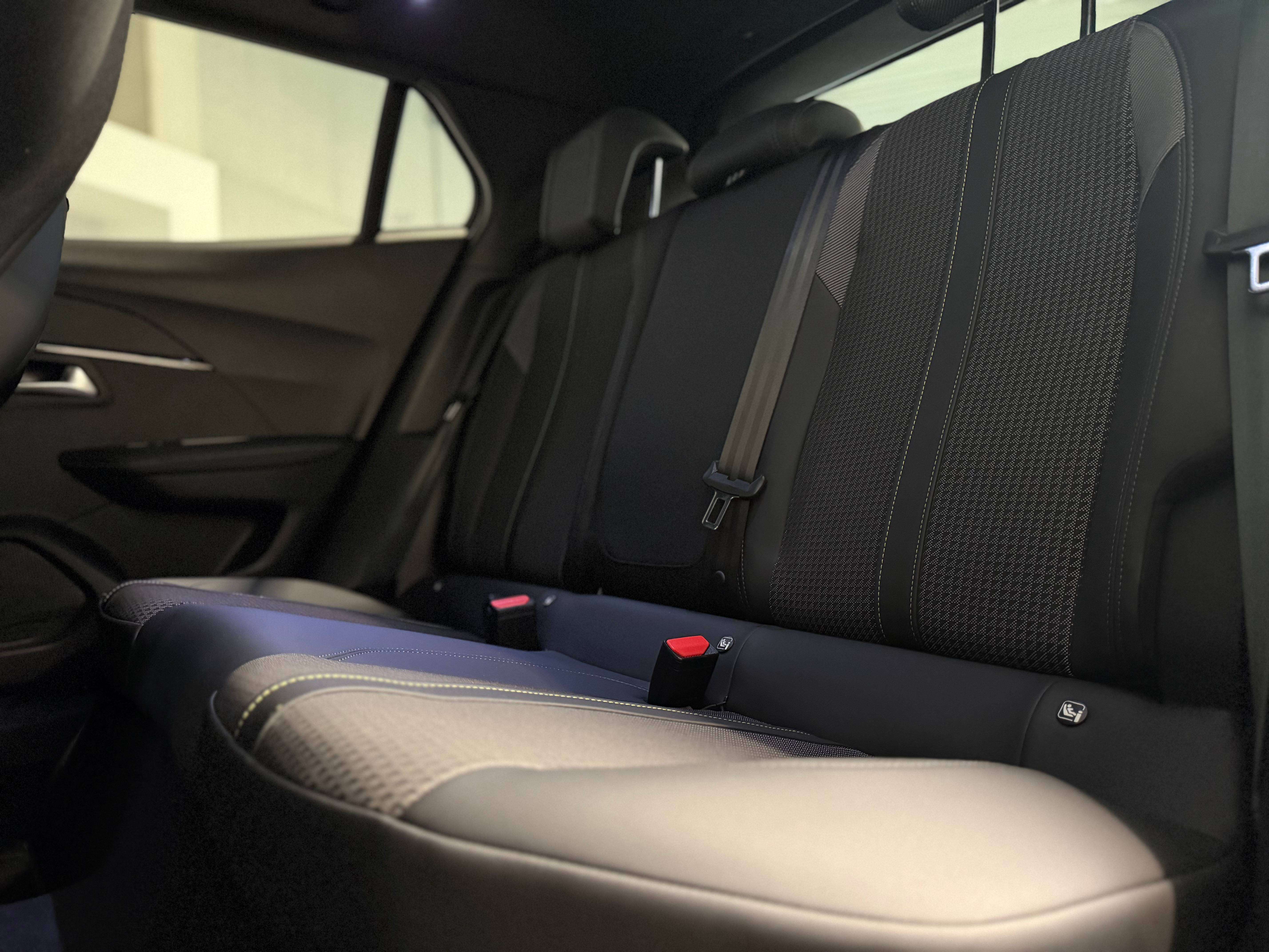 Peugeot 2008 1.2i GT-Line Pack, Capteurs AV/AR, GPS, Sièges chauffants