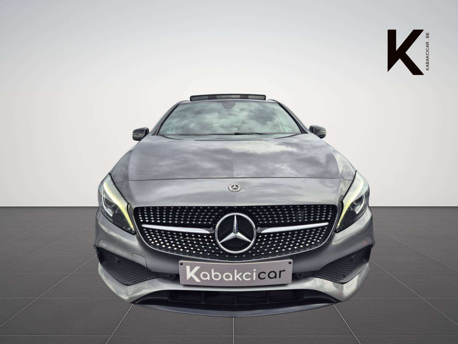 Mercedes-Benz A 180 1.6i "M270" AMG Line / Toit Ouvrant - Panoramique/ Camera / Garantie 12 Mois