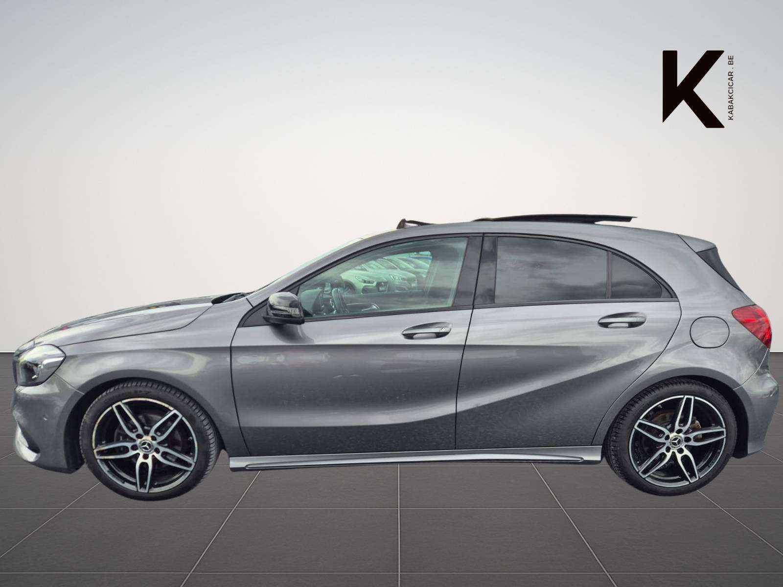 Mercedes-Benz A 180 1.6i "M270" AMG Line / Toit Ouvrant - Panoramique/ Camera / Garantie 12 Mois