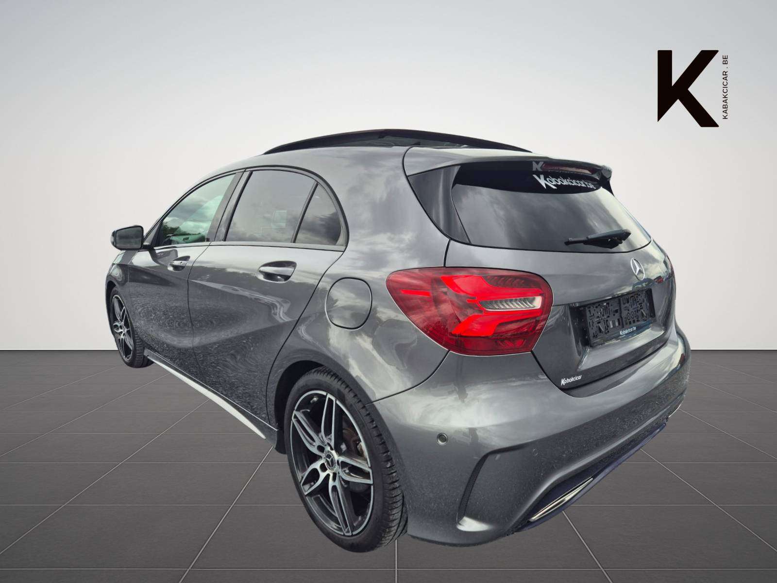 Mercedes-Benz A 180 1.6i "M270" AMG Line / Toit Ouvrant - Panoramique/ Camera / Garantie 12 Mois