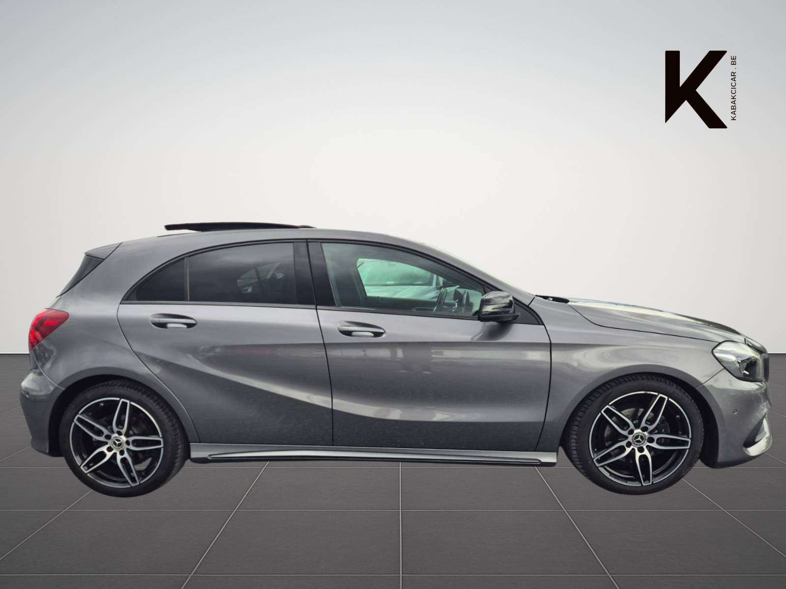Mercedes-Benz A 180 1.6i "M270" AMG Line / Toit Ouvrant - Panoramique/ Camera / Garantie 12 Mois