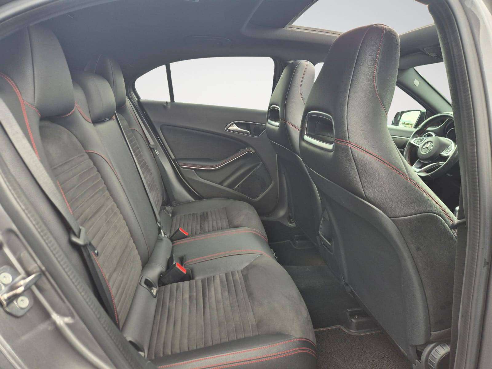 Mercedes-Benz A 180 1.6i "M270" AMG Line / Toit Ouvrant - Panoramique/ Camera / Garantie 12 Mois