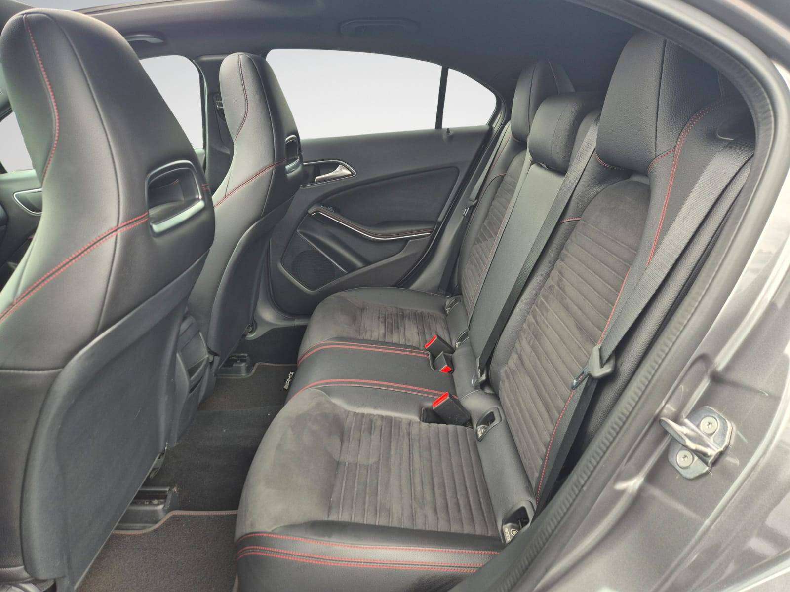 Mercedes-Benz A 180 1.6i "M270" AMG Line / Toit Ouvrant - Panoramique/ Camera / Garantie 12 Mois