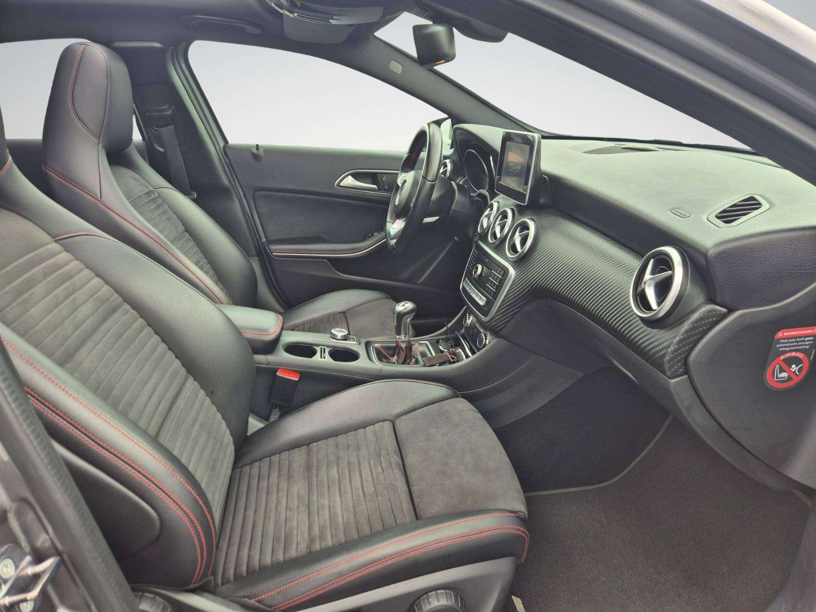 Mercedes-Benz A 180 1.6i "M270" AMG Line / Toit Ouvrant - Panoramique/ Camera / Garantie 12 Mois