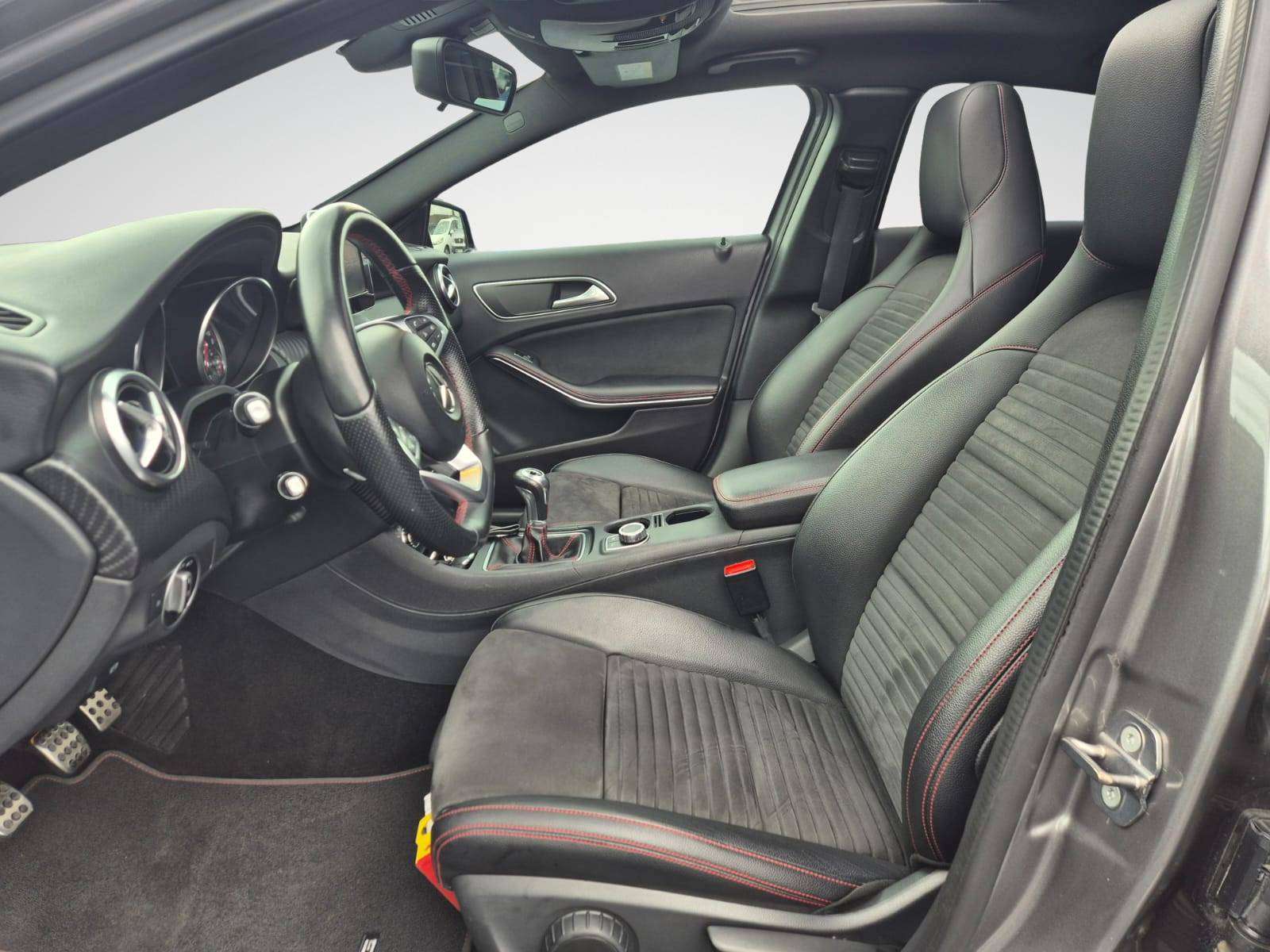 Mercedes-Benz A 180 1.6i "M270" AMG Line / Toit Ouvrant - Panoramique/ Camera / Garantie 12 Mois