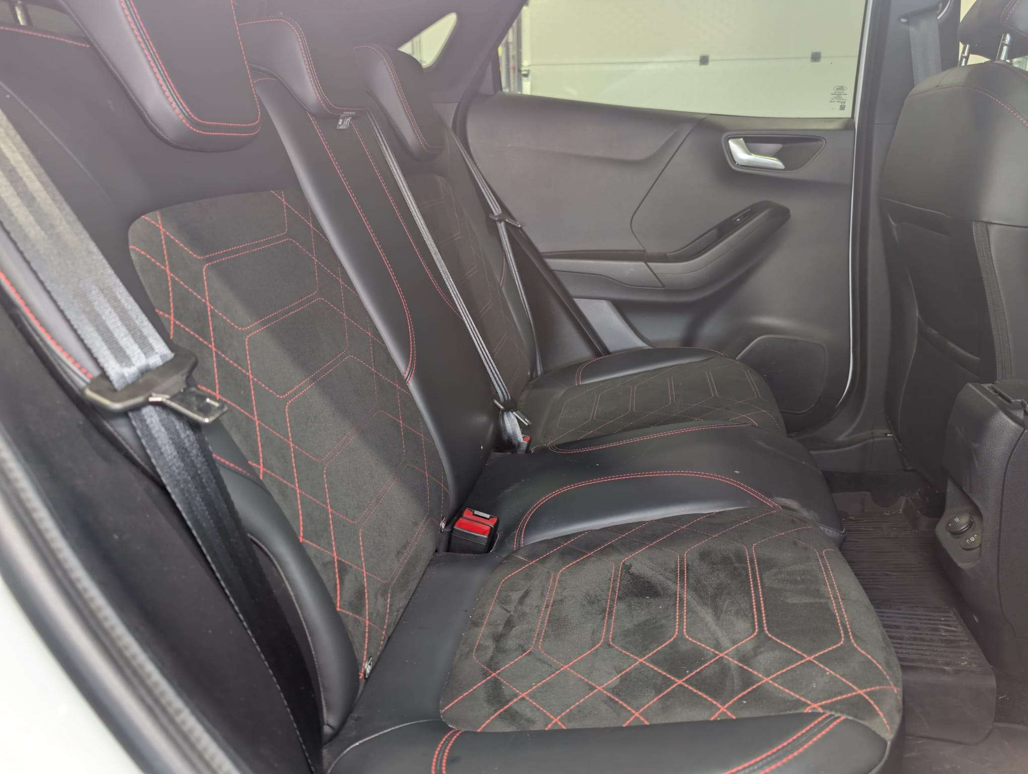 Ford Puma 1.0 EcoBoost mHEV ST-Line X — Toit ouvrant — CarPlay — Caméra