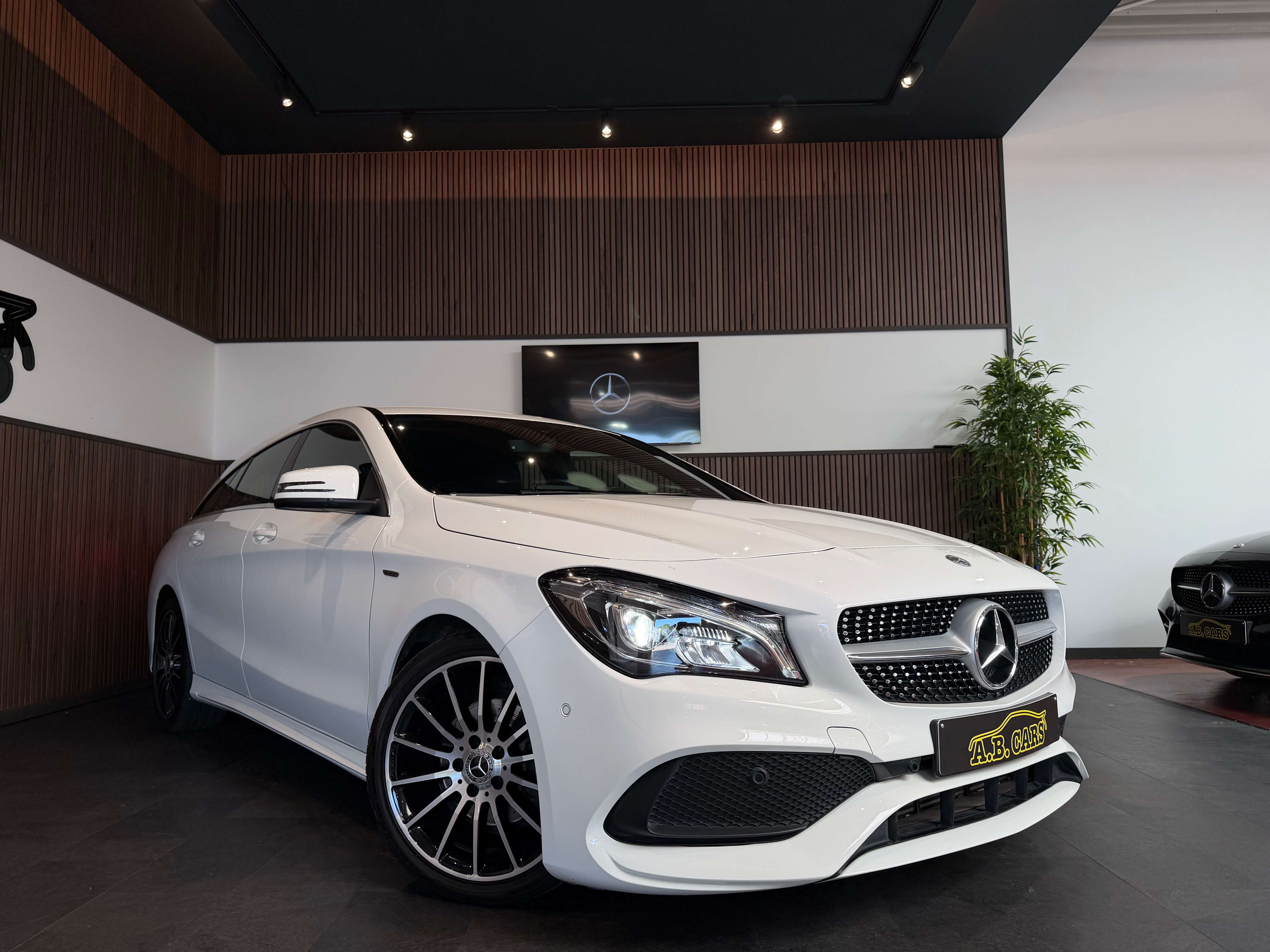 Mercedes-Benz CLA 180 d Édition AMG Line - AUTOMATIQUE - 1ERPRO - CARNET FULL - GARANTIE 12MOIS