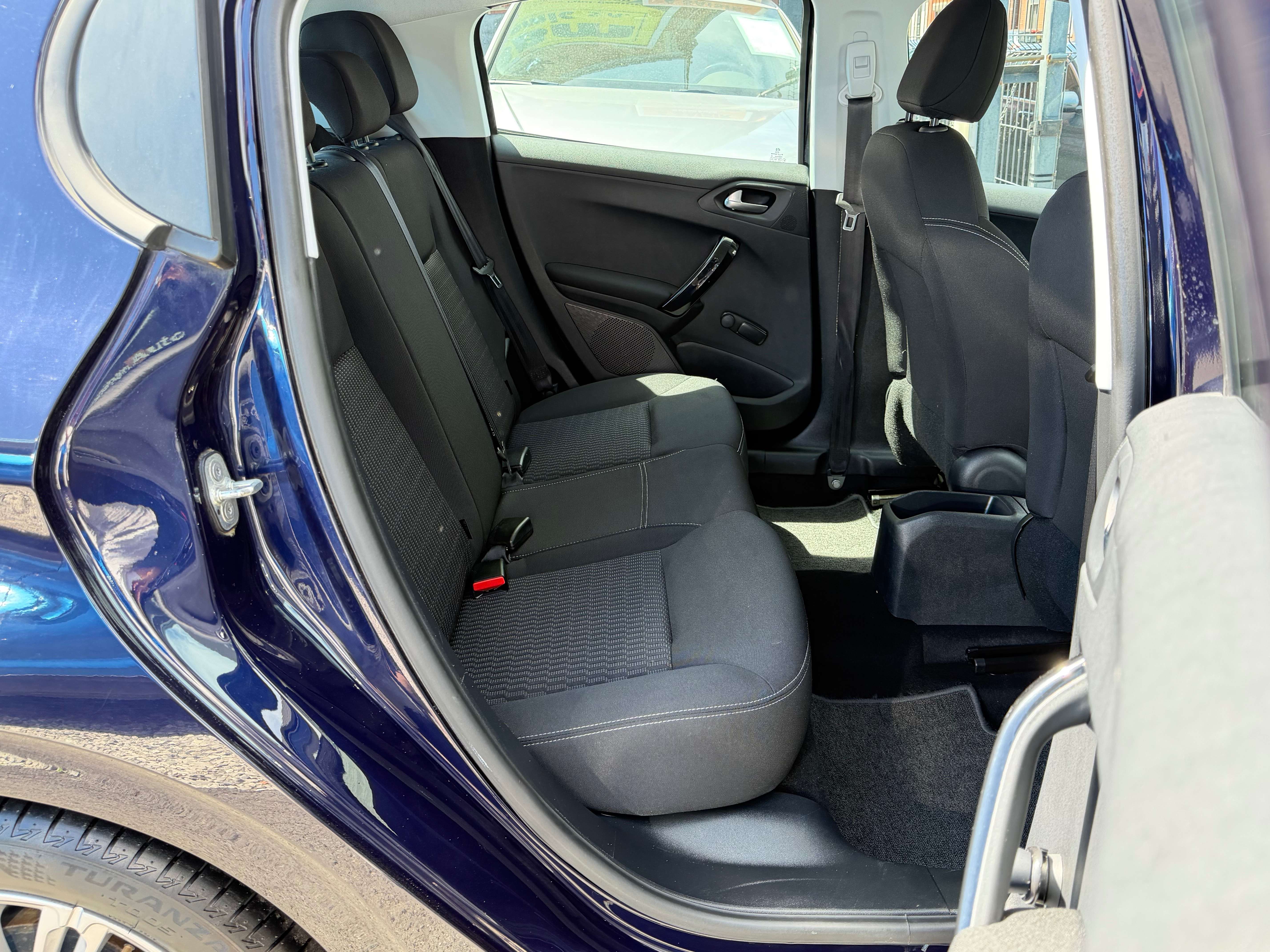 Peugeot 208 208 1.2i ° AIRCO ° JANTES ° LED ° CARPLAY ° GARANTI 12 MOIS