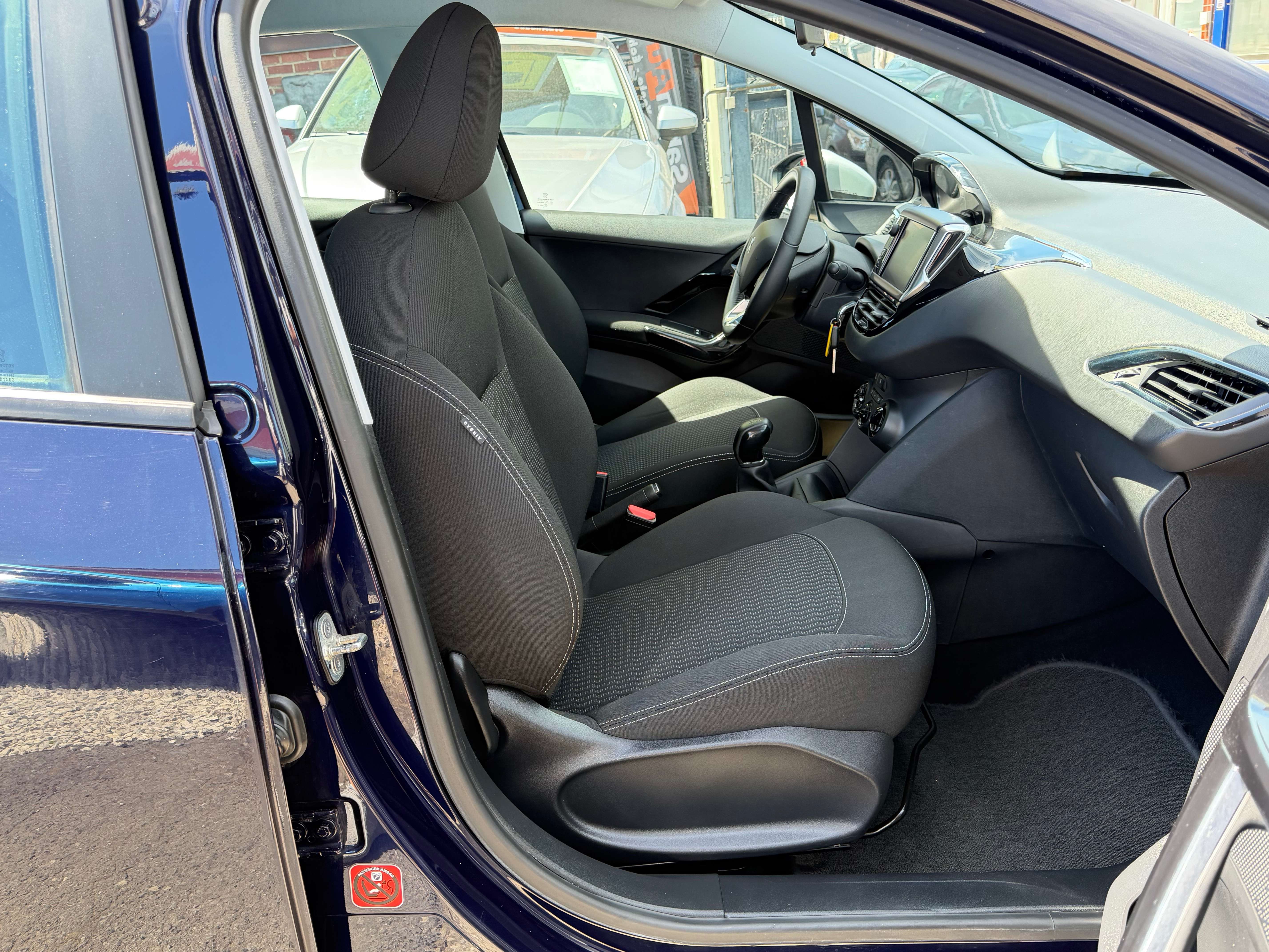 Peugeot 208 208 1.2i ° AIRCO ° JANTES ° LED ° CARPLAY ° GARANTI 12 MOIS