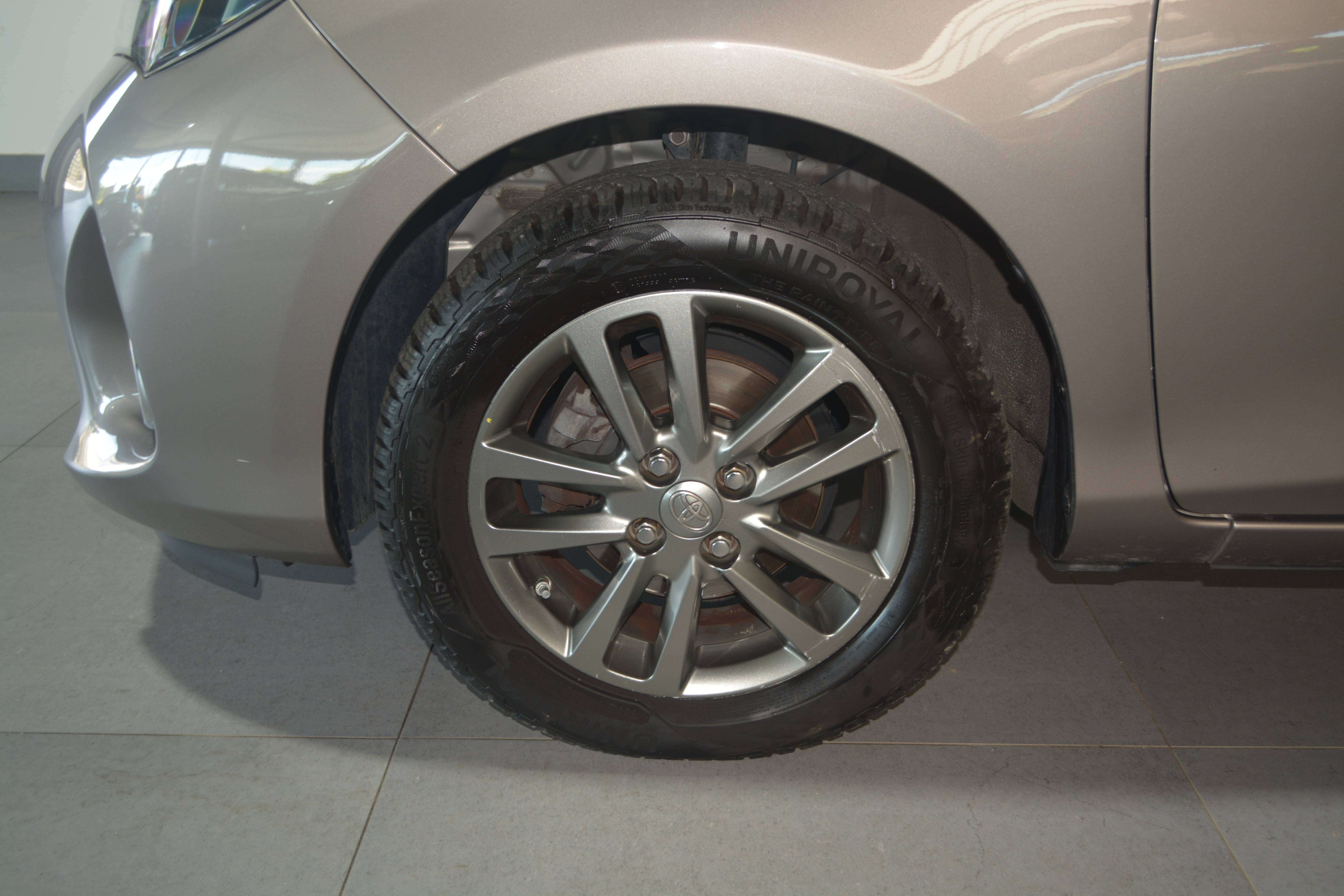 Toyota Yaris 1.3 L BENZ. / NAVI + CAMER / CRUISE CONTROL / AIRCO