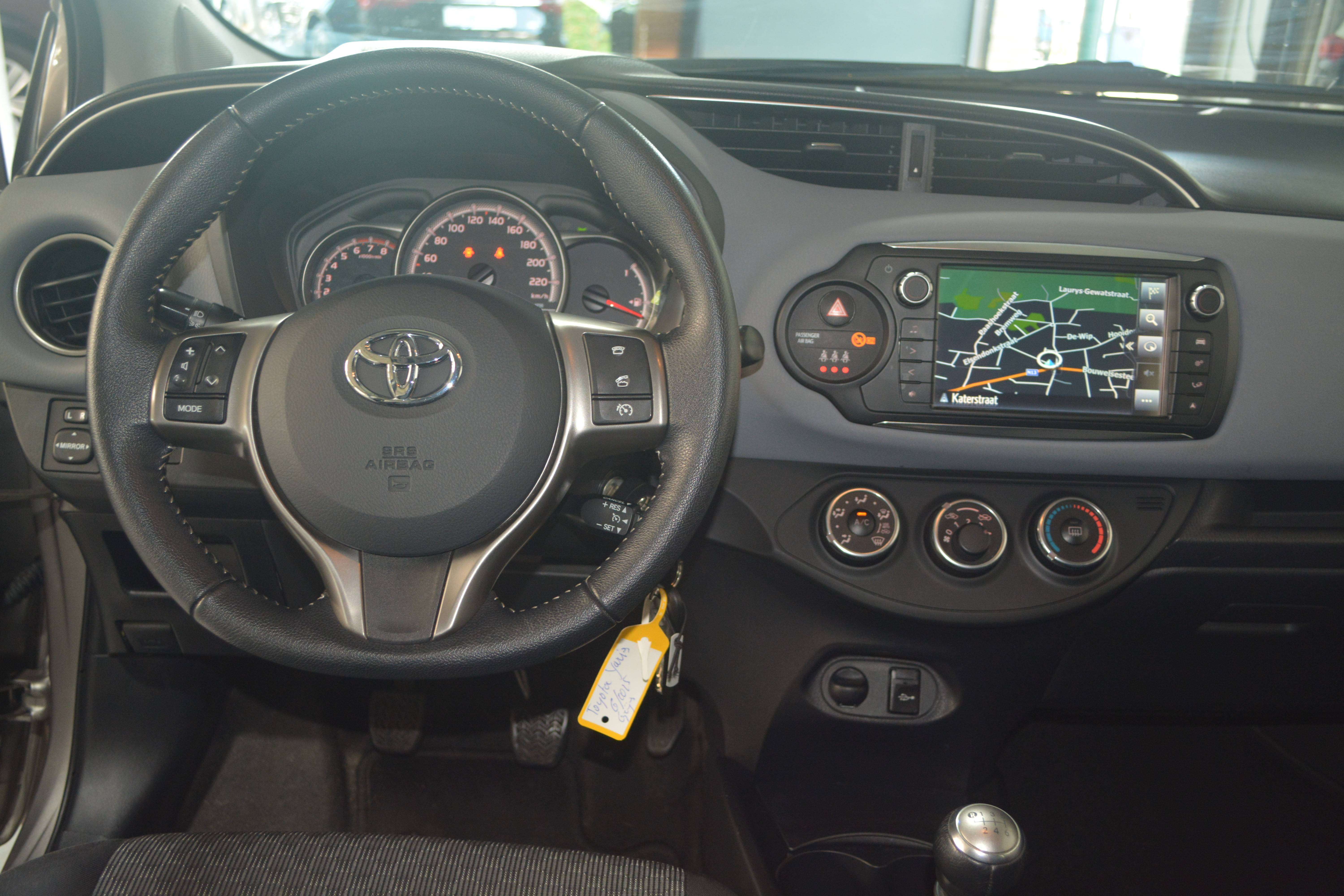 Toyota Yaris 1.3 L BENZ. / NAVI + CAMER / CRUISE CONTROL / AIRCO