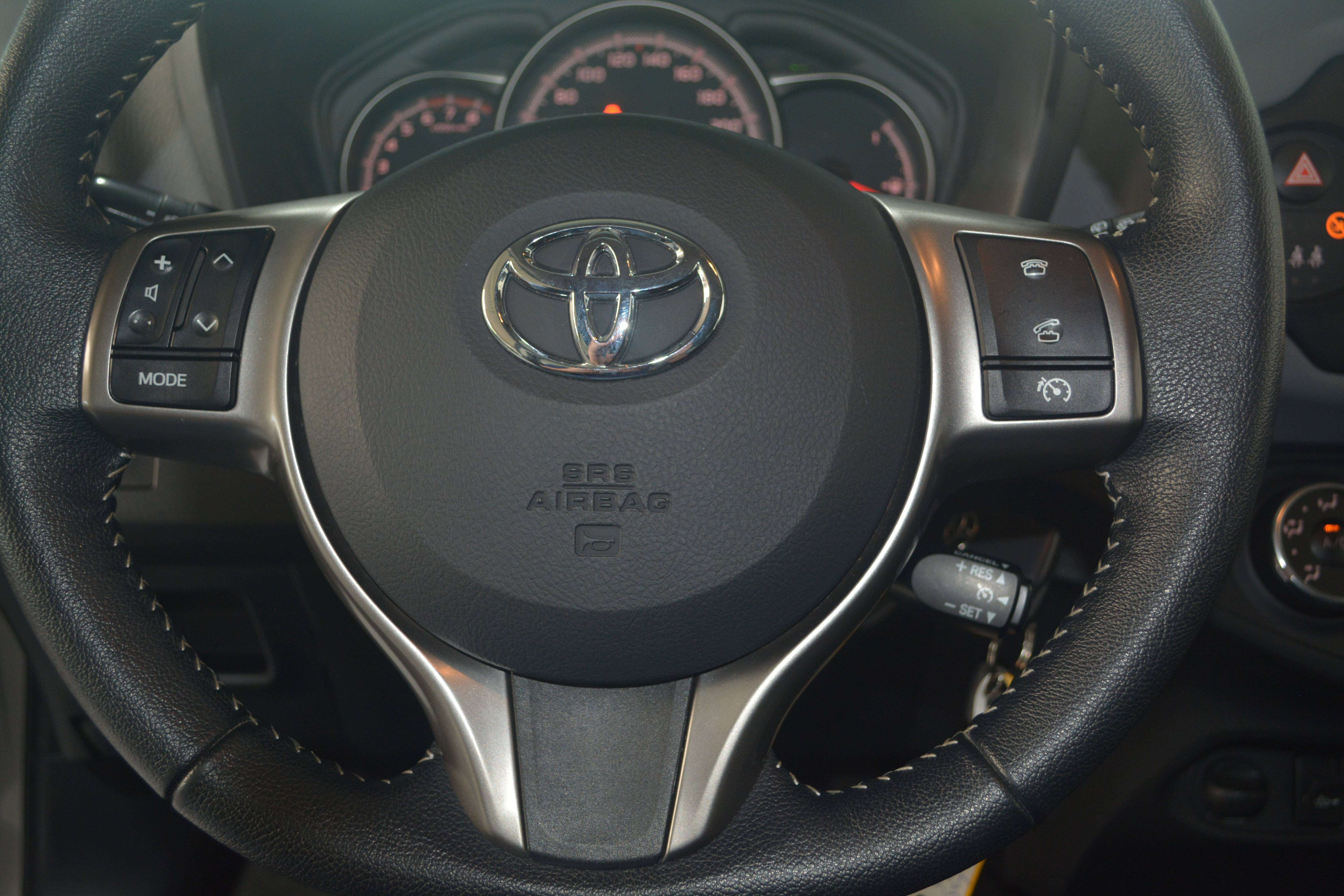 Toyota Yaris 1.3 L BENZ. / NAVI + CAMER / CRUISE CONTROL / AIRCO