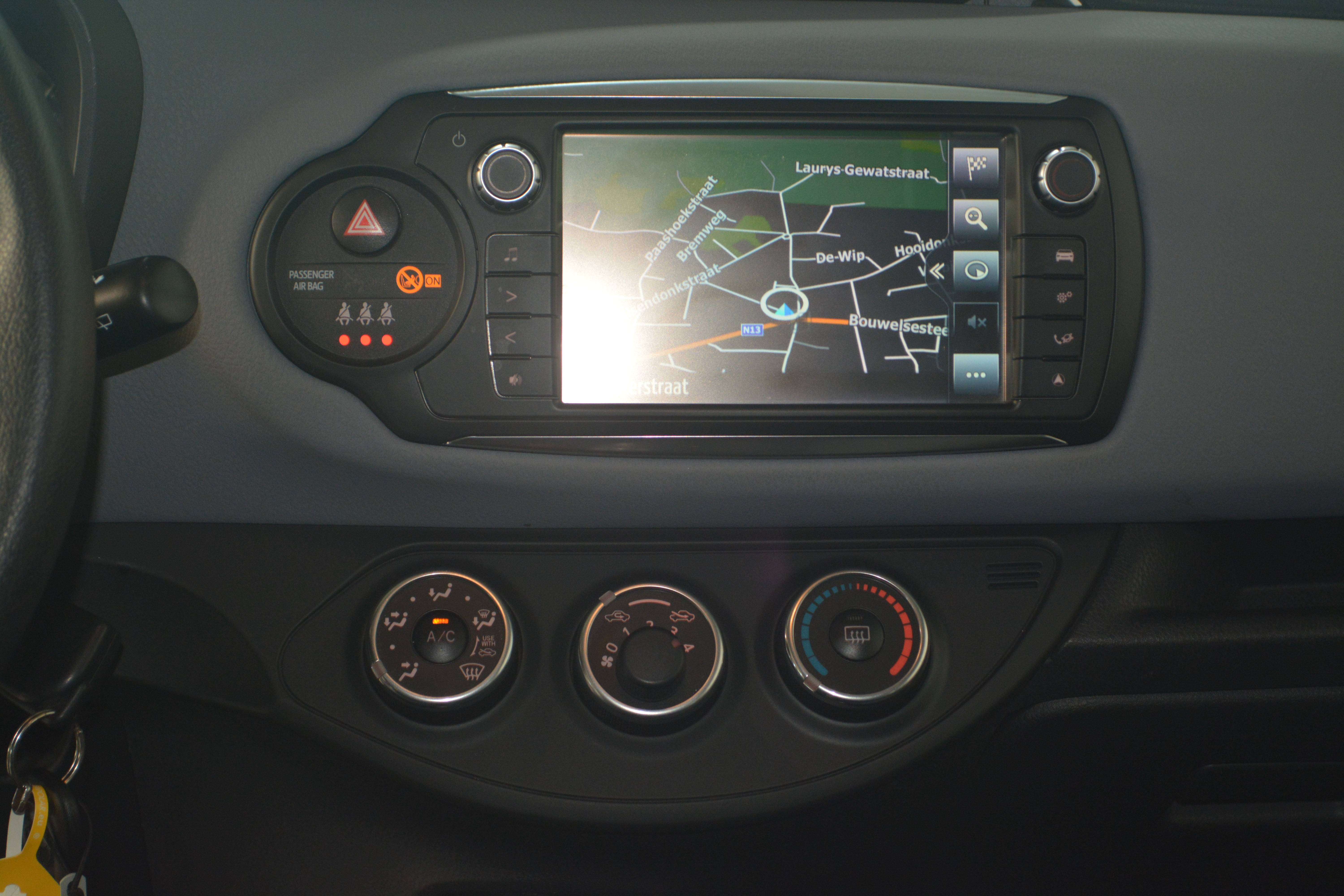 Toyota Yaris 1.3 L BENZ. / NAVI + CAMER / CRUISE CONTROL / AIRCO
