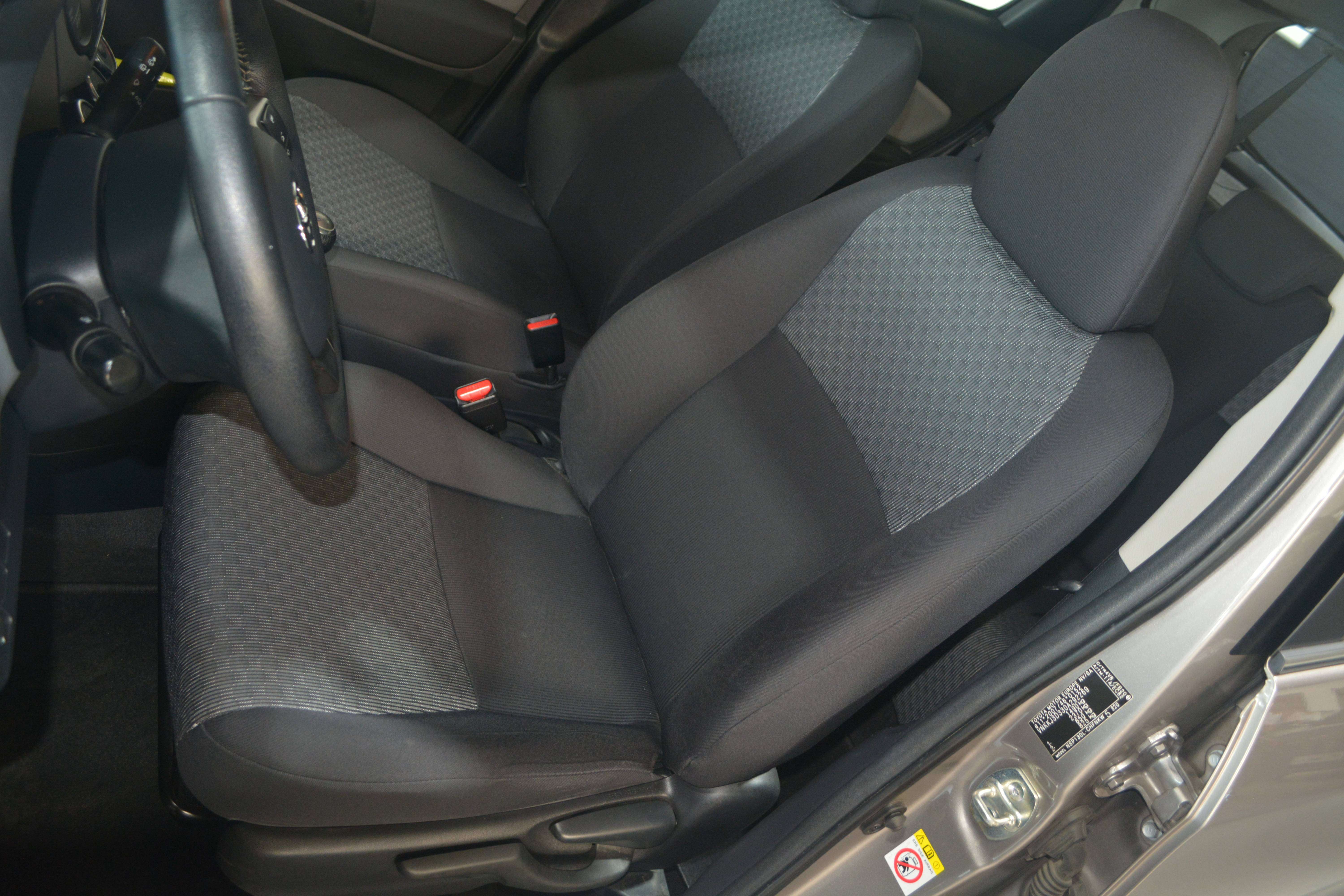 Toyota Yaris 1.3 L BENZ. / NAVI + CAMER / CRUISE CONTROL / AIRCO