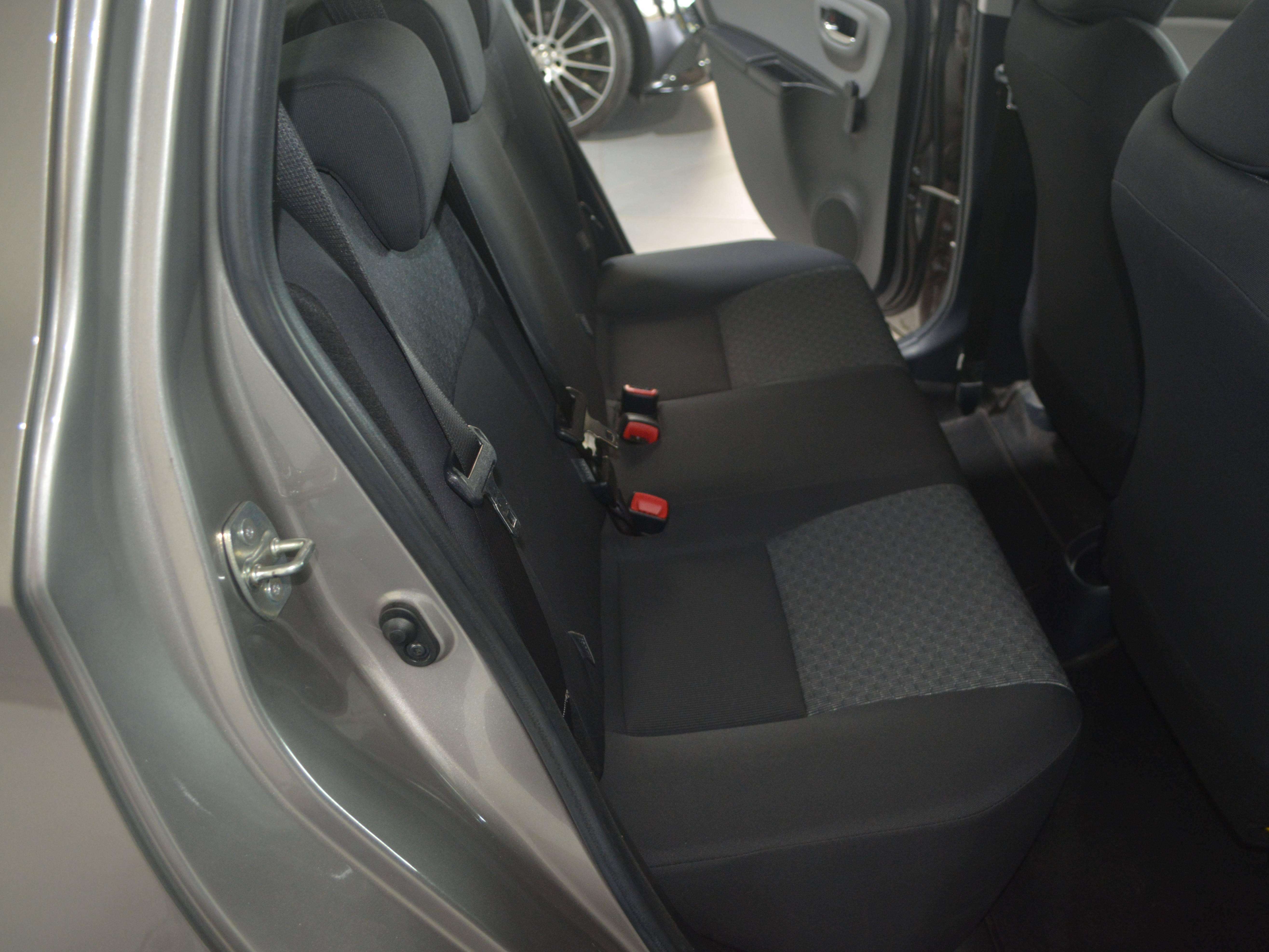 Toyota Yaris 1.3 L BENZ. / NAVI + CAMER / CRUISE CONTROL / AIRCO