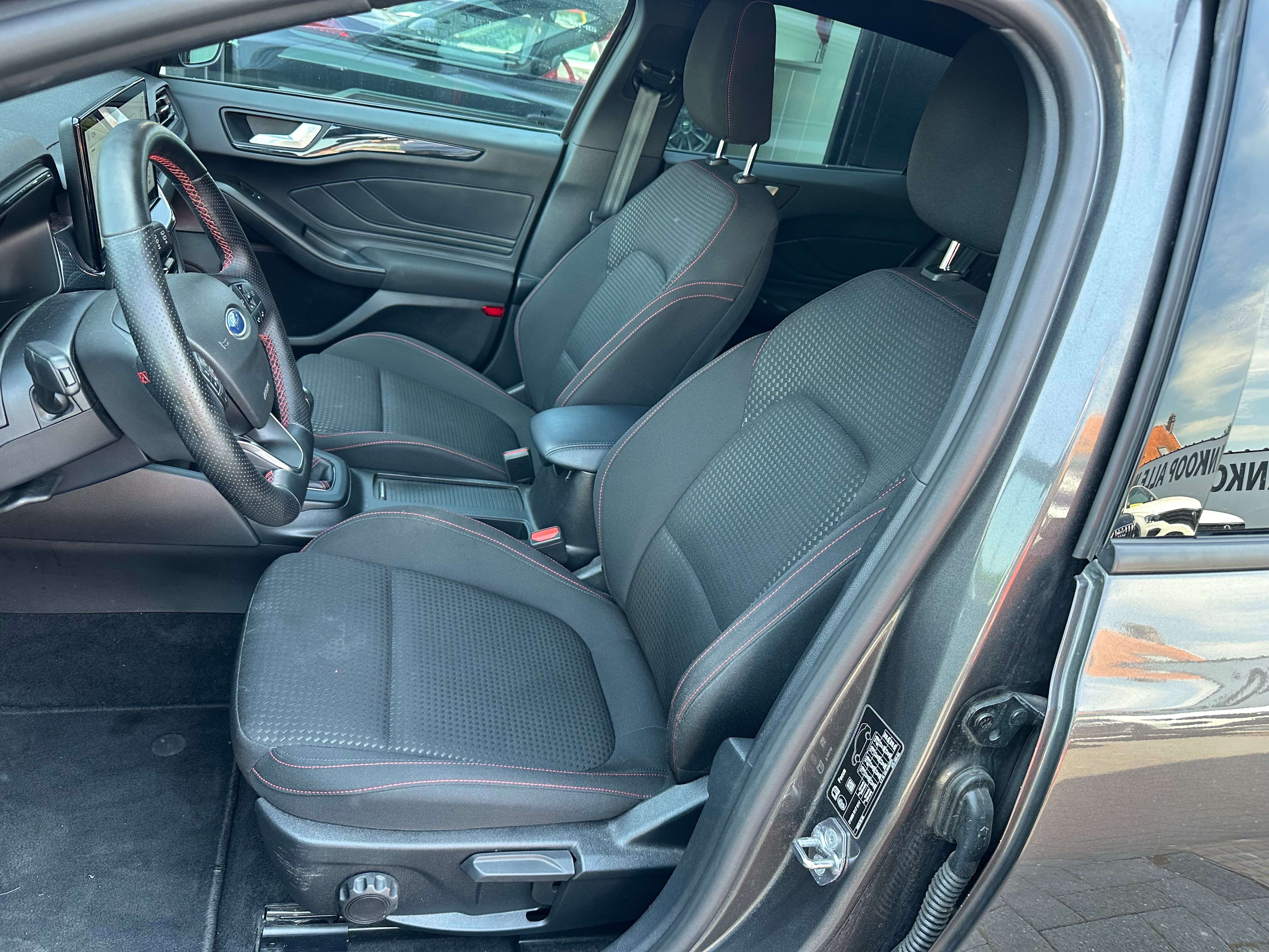 Ford Focus 1.0 EcoBoost MHEV ST-Line Design Black Pack