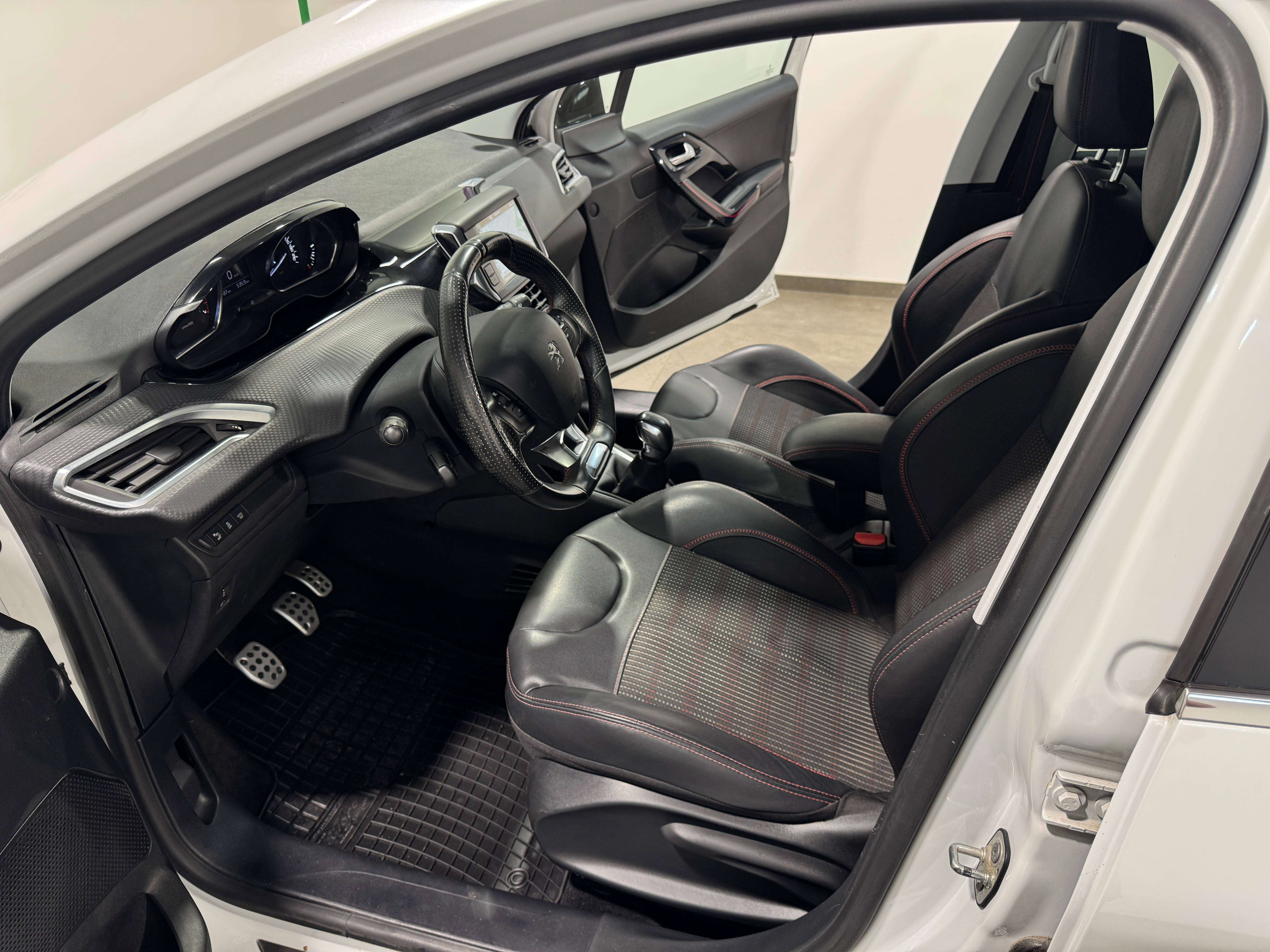 Peugeot 208 ** 1.2 ** GT Line ** GPS ** A/C ** Garantie 12 mois **