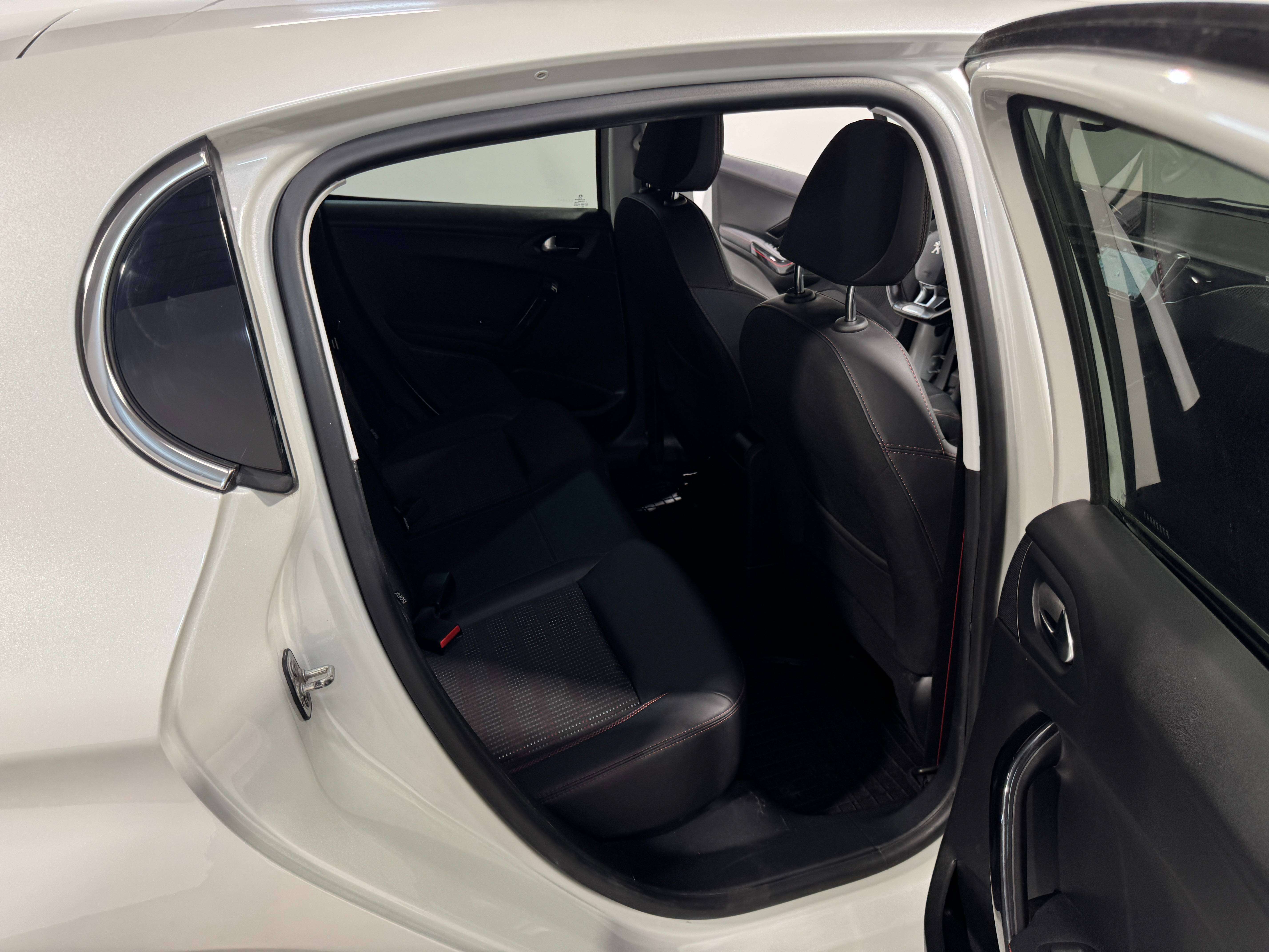Peugeot 208 ** 1.2 ** GT Line ** GPS ** A/C ** Garantie 12 mois **