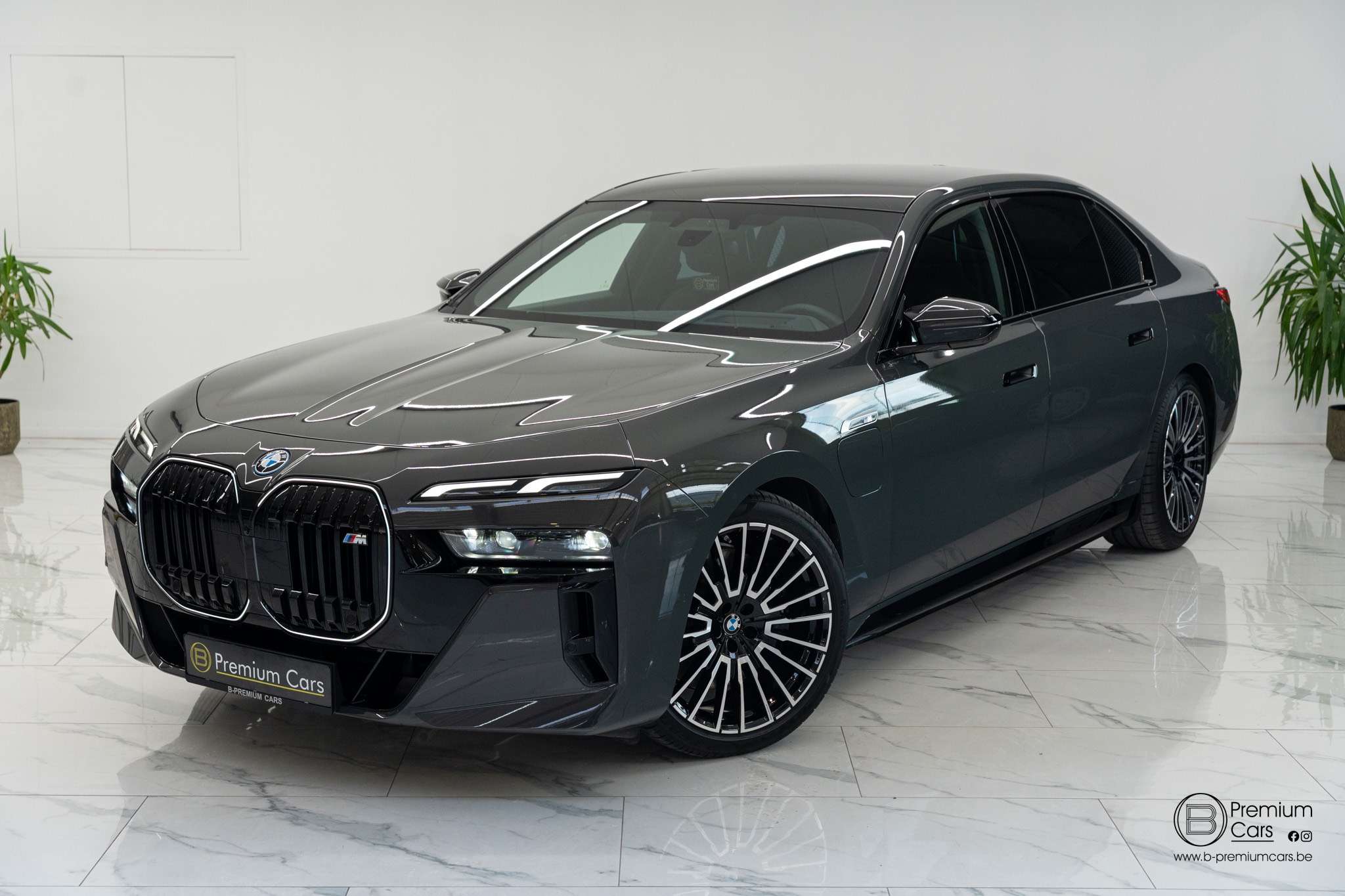 BMW 760 e xDrive Individual! FULL OPTIONS! TV!