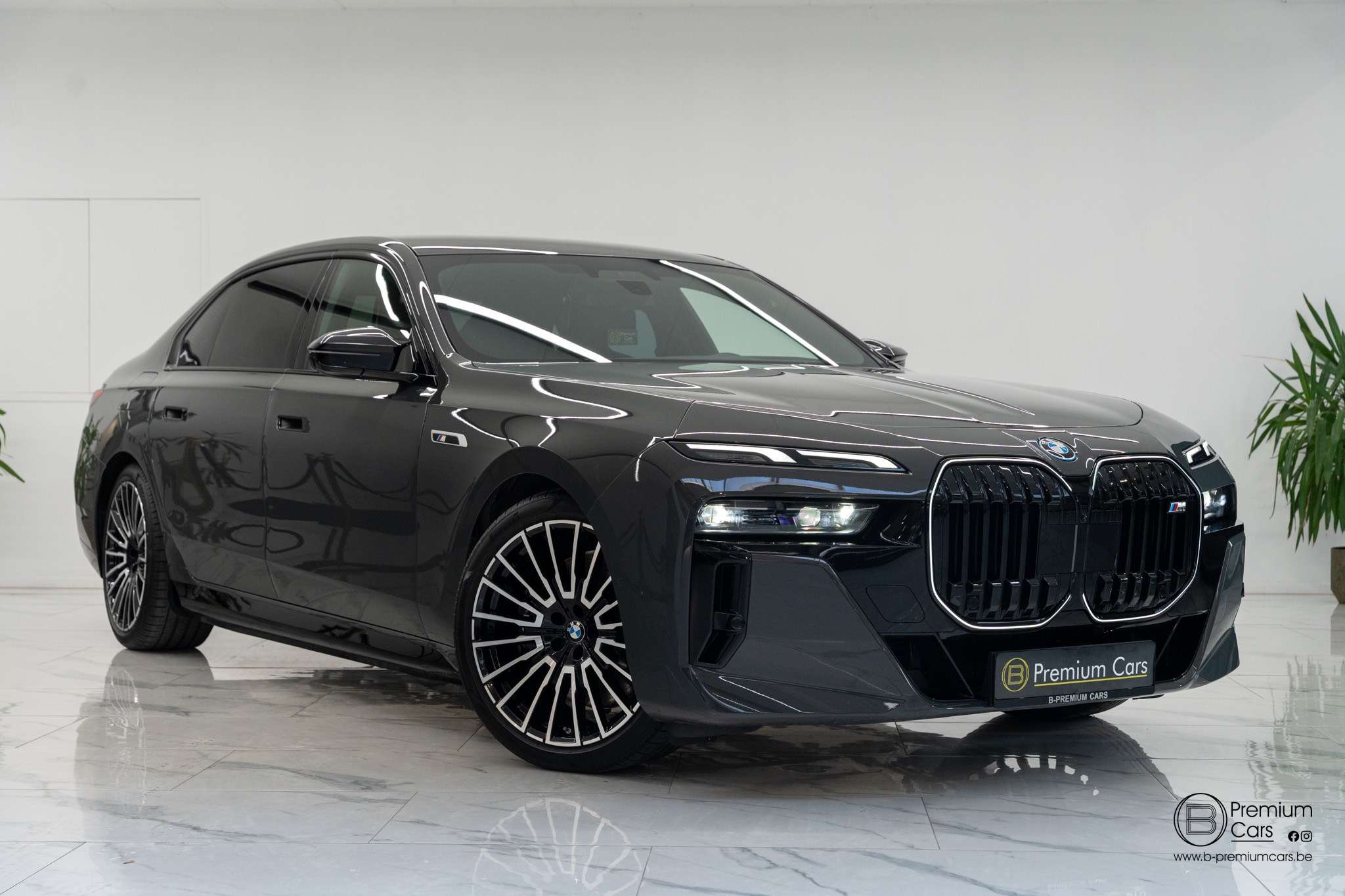 BMW 760 e xDrive Individual! FULL OPTIONS! TV!