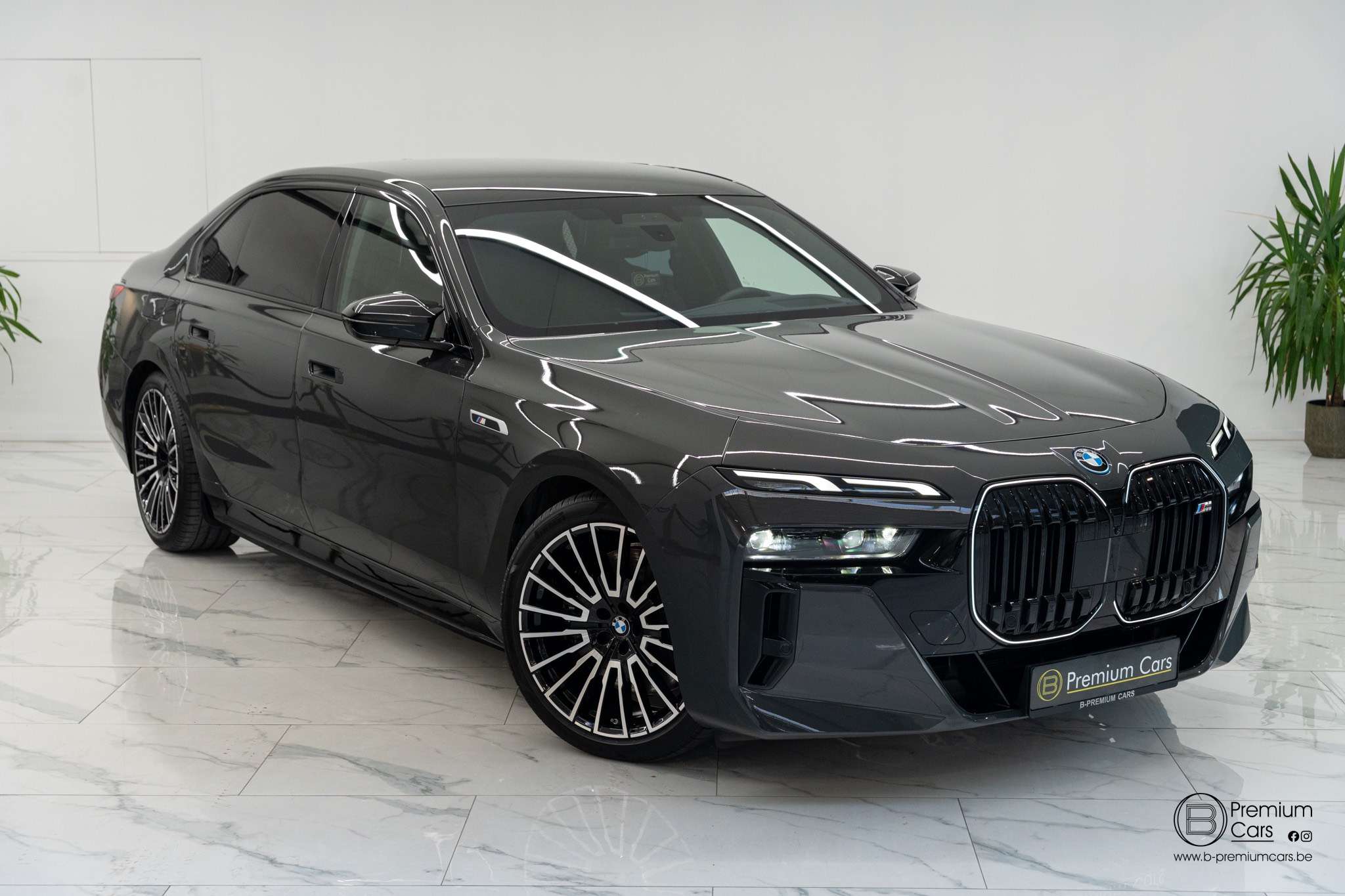 BMW 760 e xDrive Individual! FULL OPTIONS! TV!