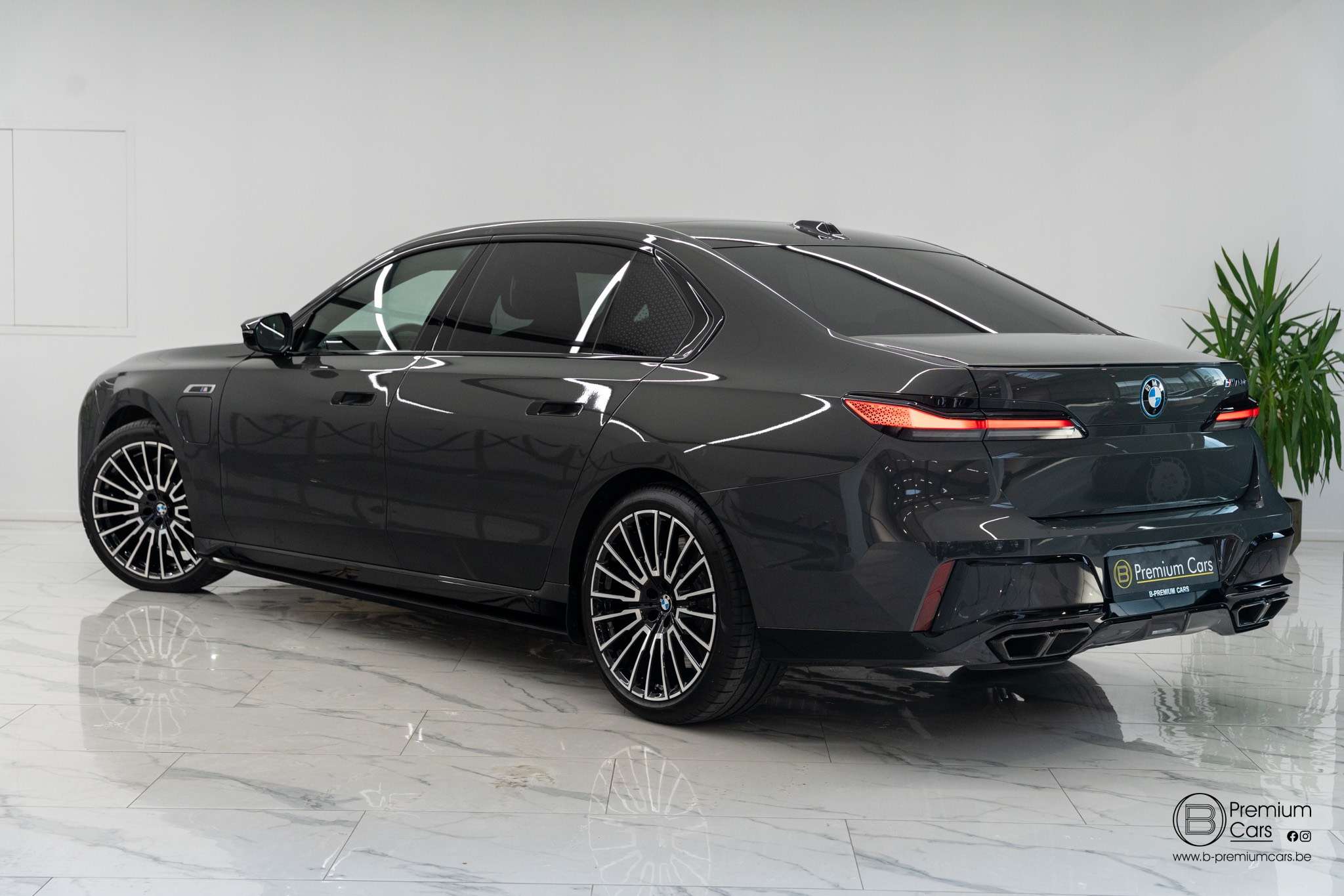 BMW 760 e xDrive Individual! FULL OPTIONS! TV!
