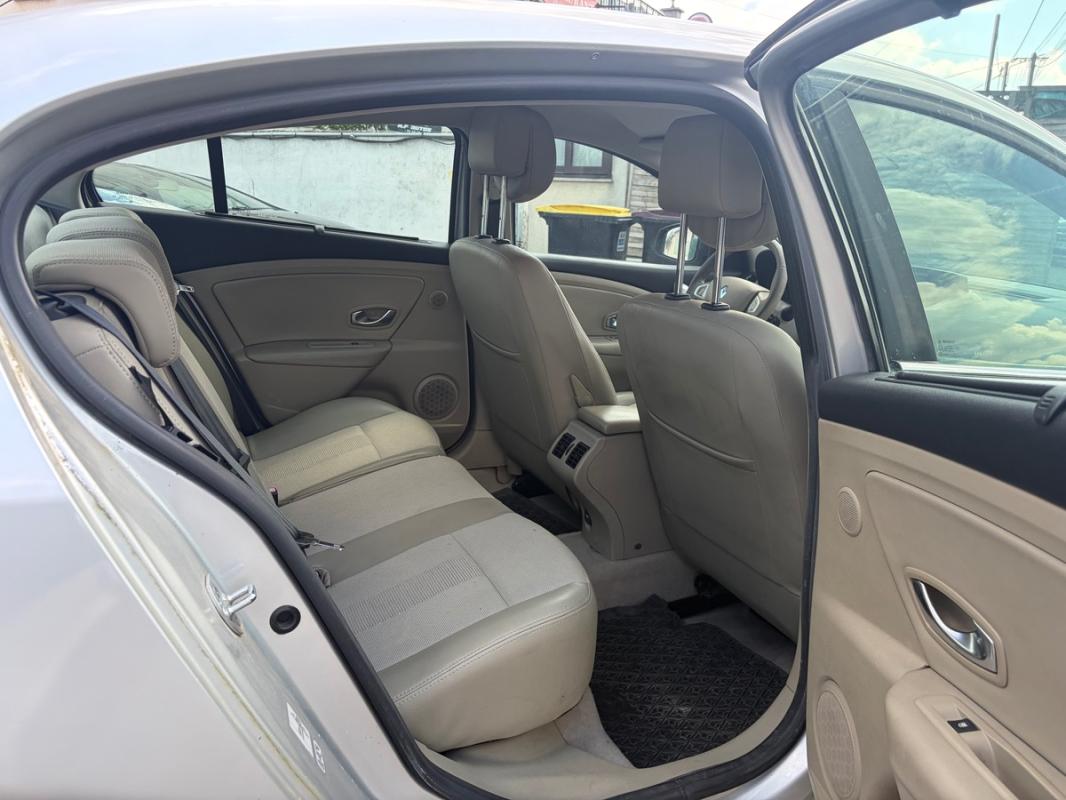 Renault Fluence 1.5l DCI PRIVILÈGE SUIVIE D ENTRETIENT GPS SEMI CUIR RADAR PAYEMENT EN 3FOIS