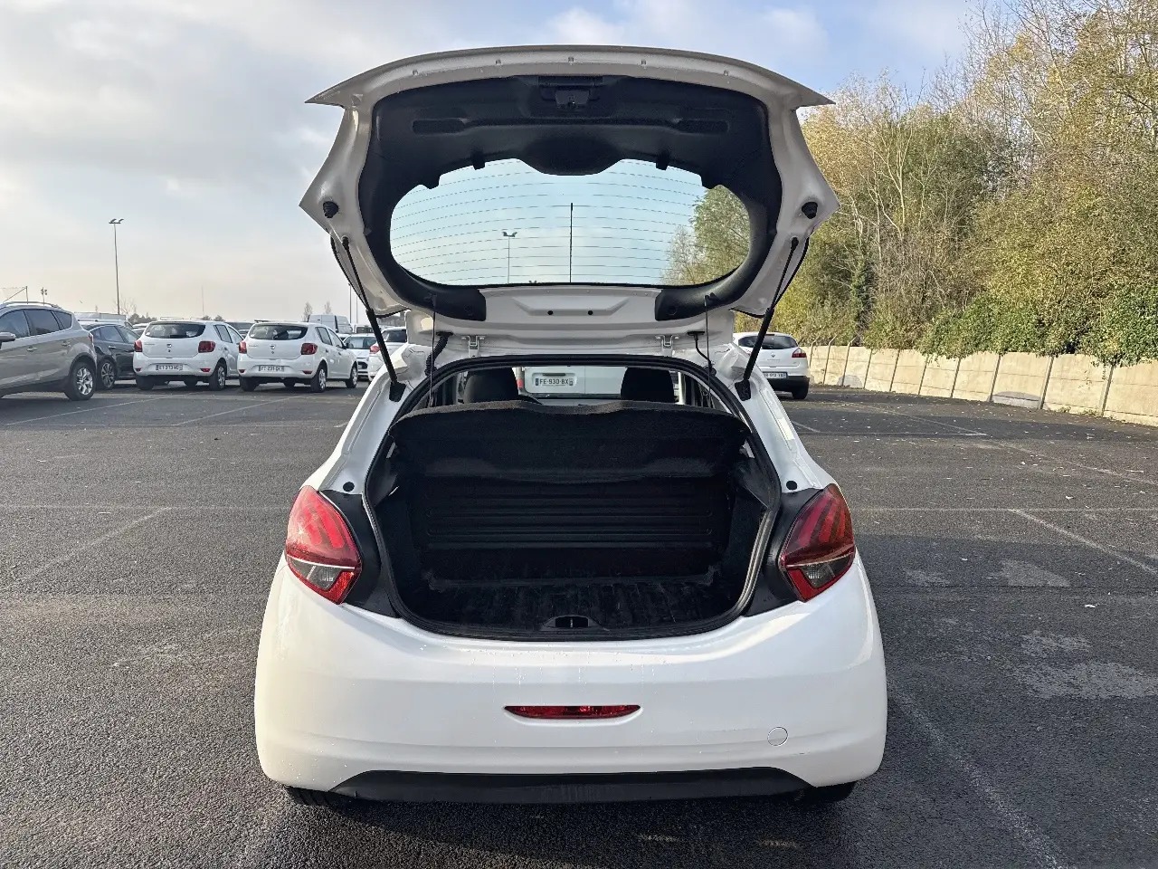 Peugeot 208 (2) 1.6 BLUEHDI 75 S&amp;S ALLURE BUSINESS 5P