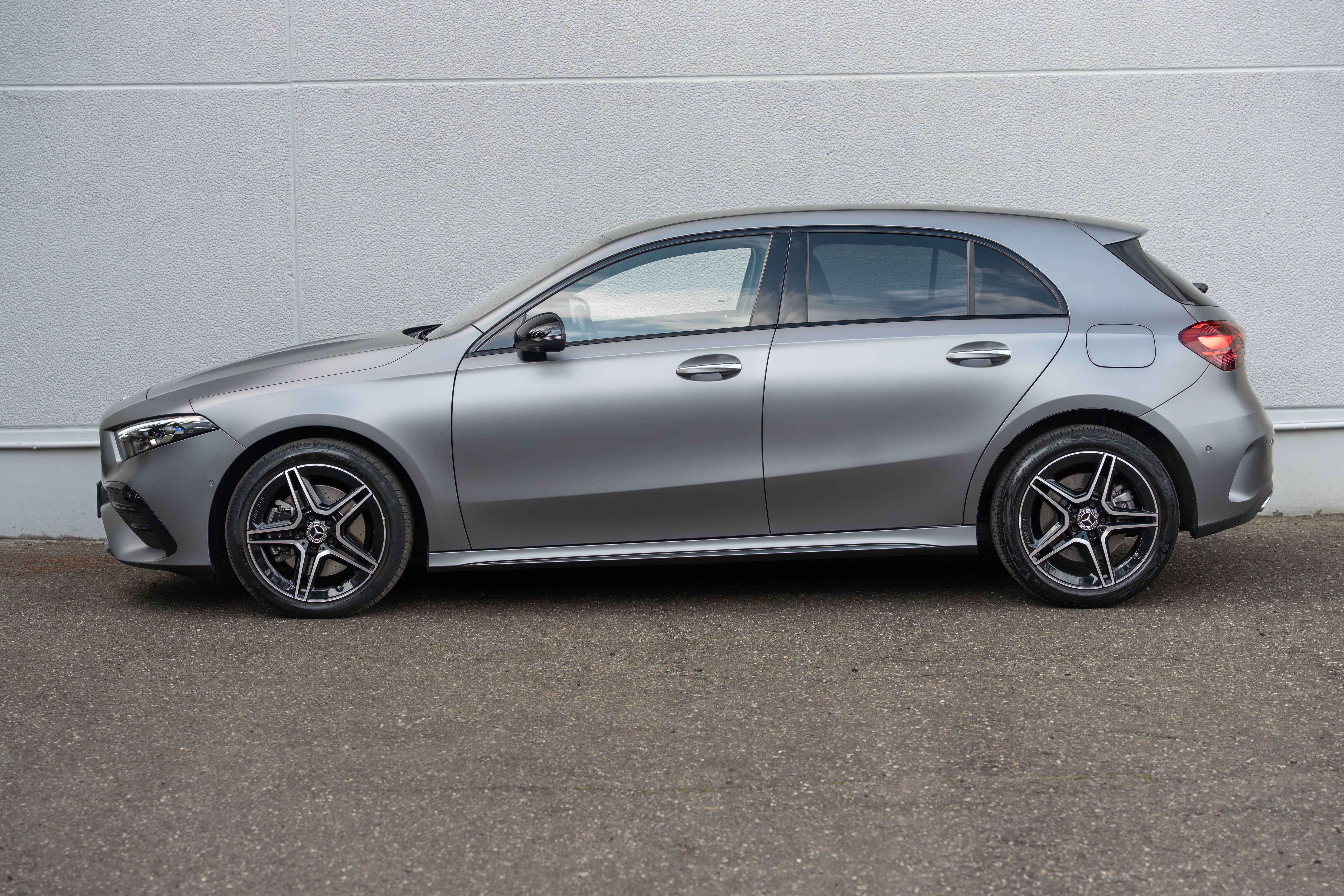 Mercedes-Benz A 250 e AMG/MOUNTAINGREY/LED/ACC/MEMORY/BURMESTER/AMBIENTE/360°/KEYLESS