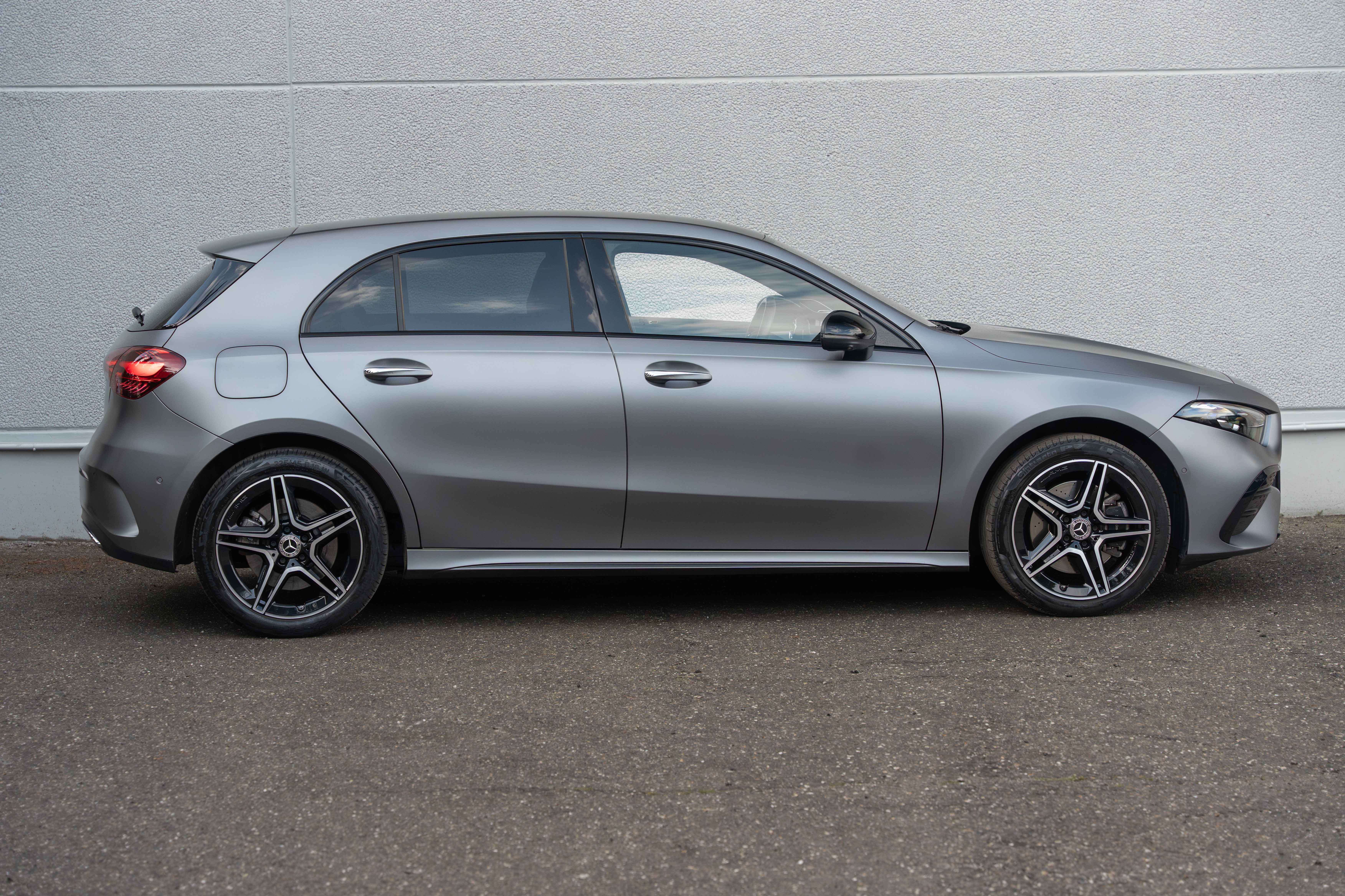 Mercedes-Benz A 250 e AMG/MOUNTAINGREY/LED/ACC/MEMORY/BURMESTER/AMBIENTE/360°/KEYLESS